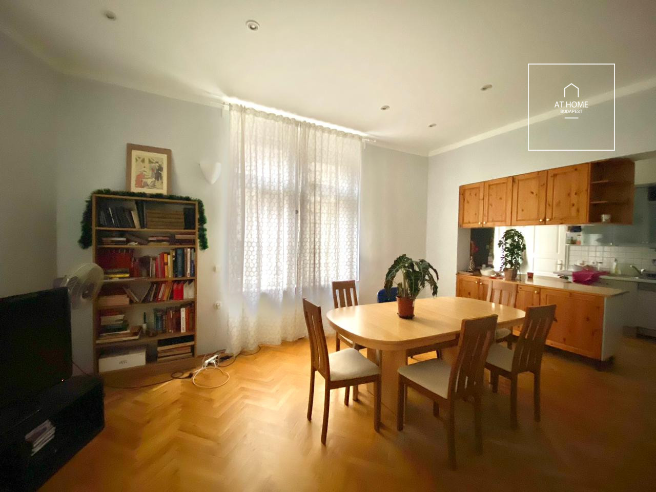 Two-bedroom apartment for rent in the heart of the city center, district 5