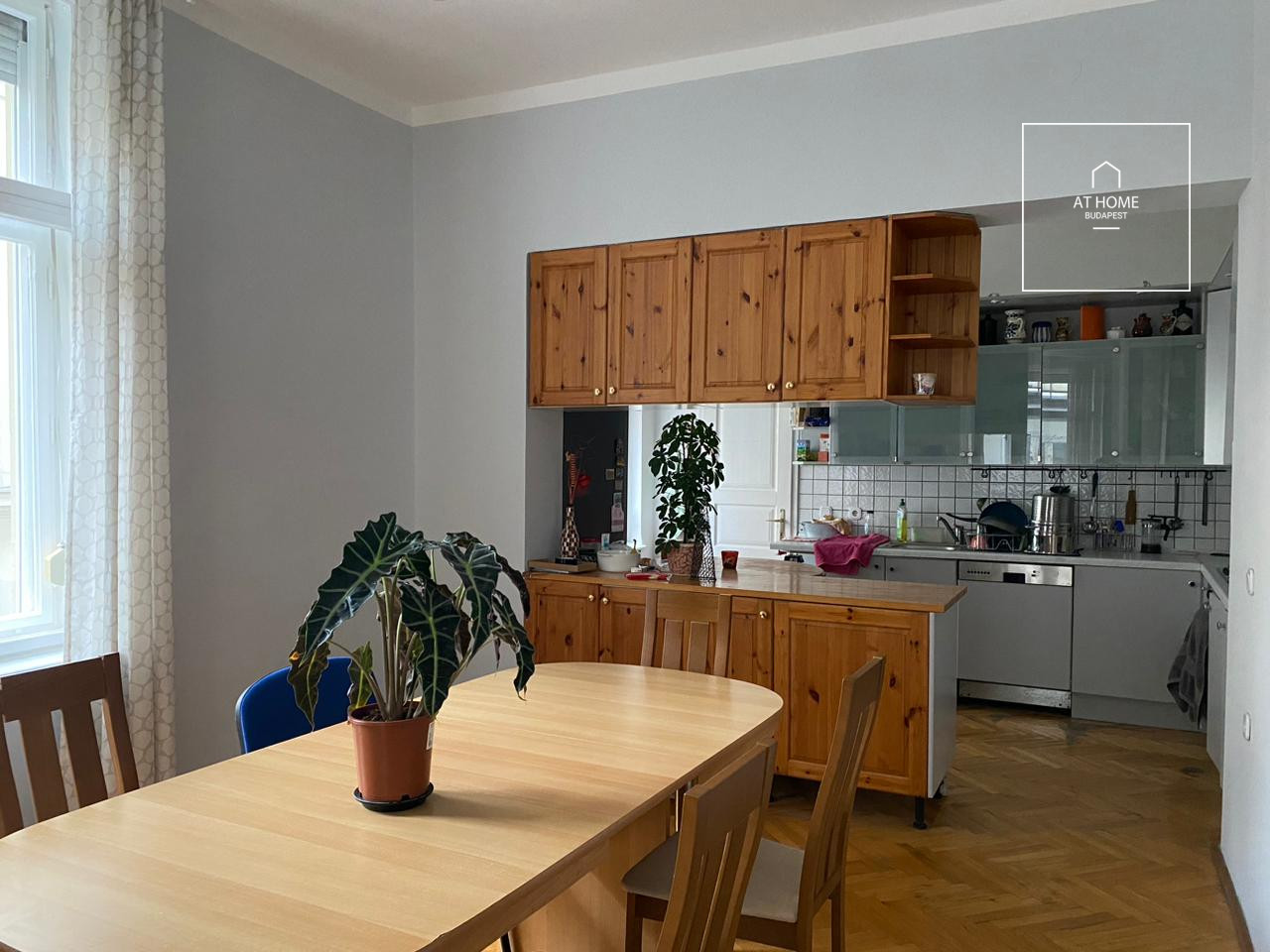 Two-bedroom apartment for rent in the heart of the city center, district 5