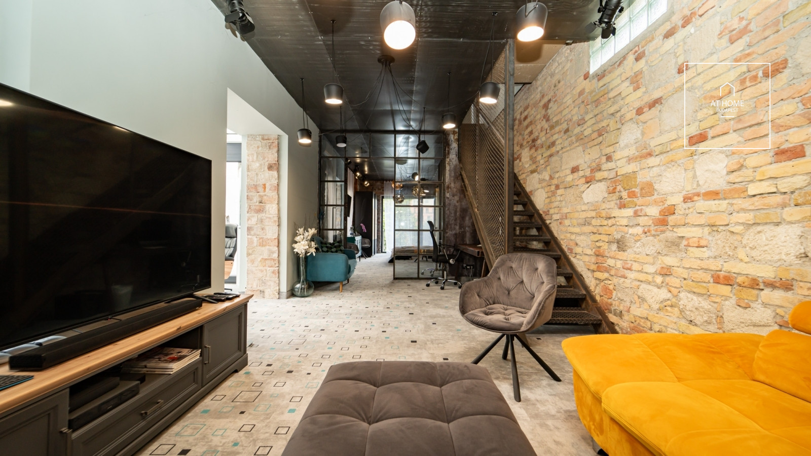 220 nm-es loft stílusú családi ház kerttel a Kolosy tér közelében