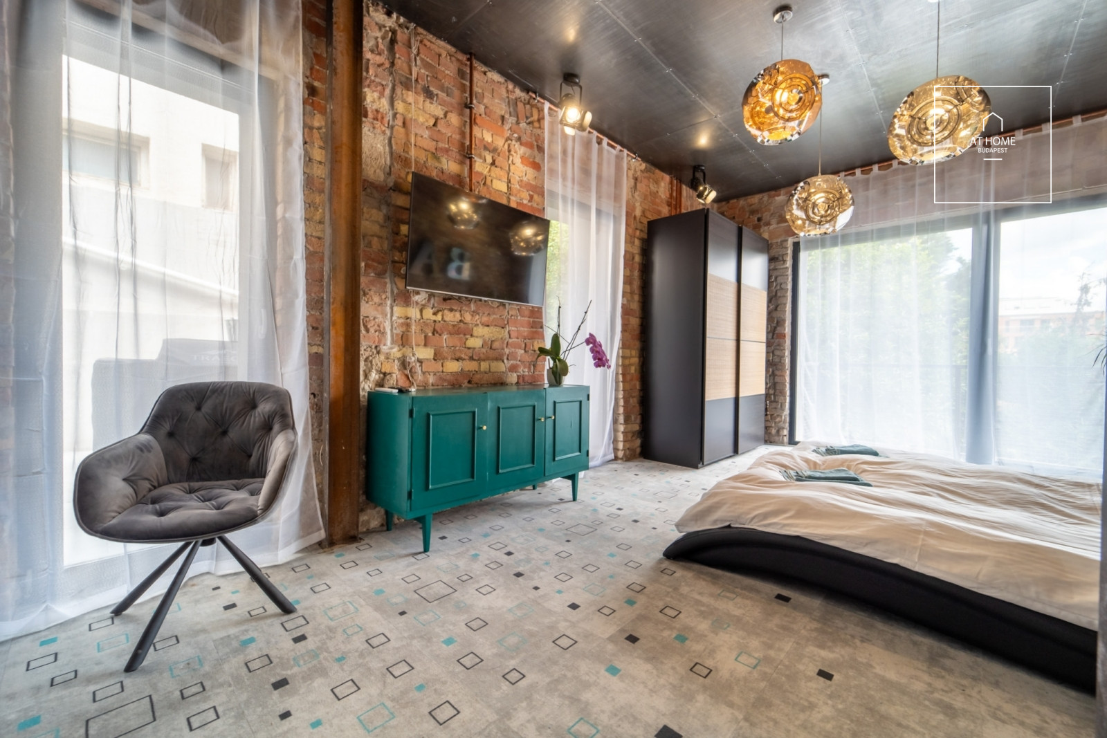 220 nm-es loft stílusú családi ház kerttel a Kolosy tér közelében