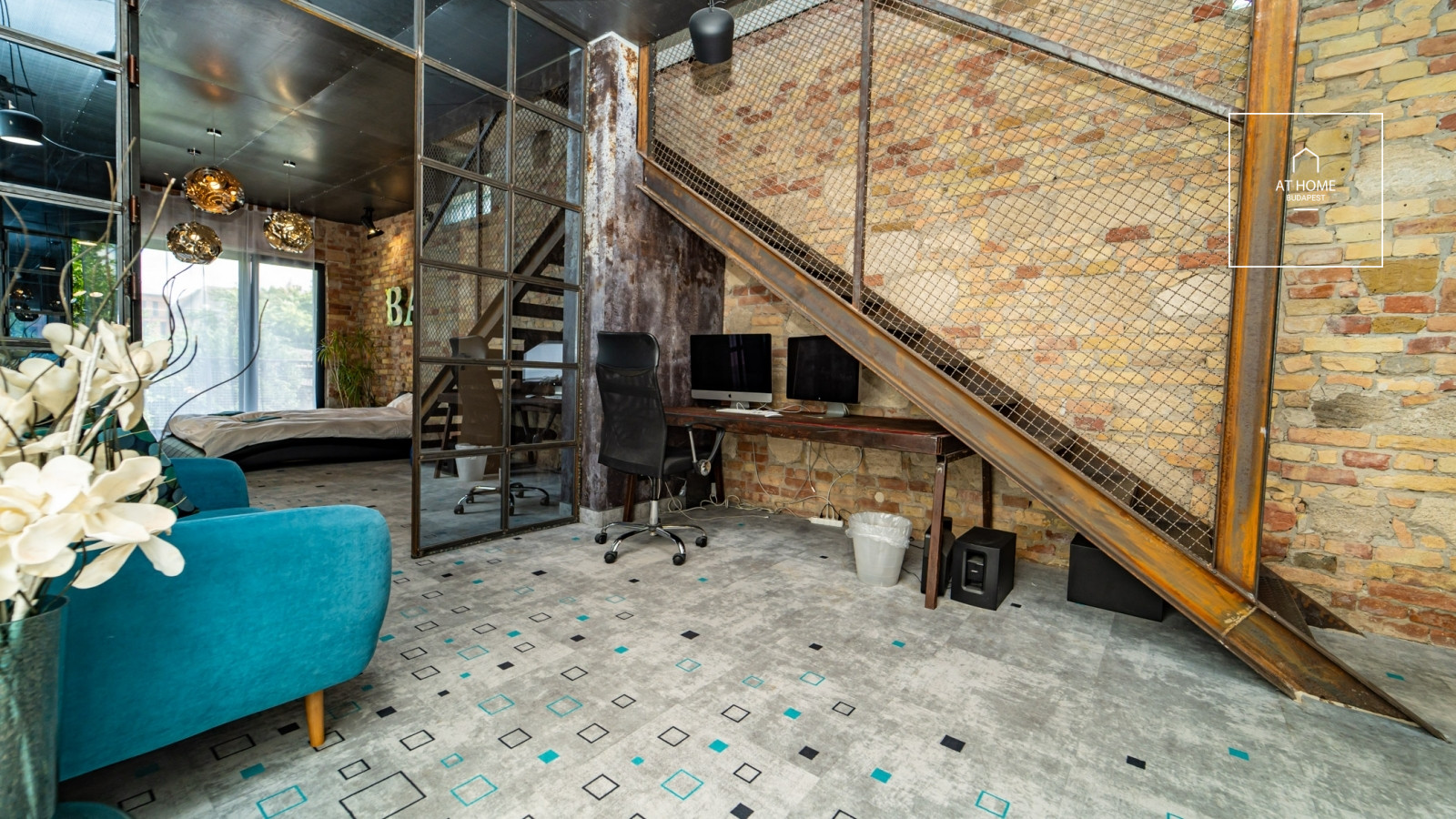 220 sqm loft-style family home with a garden near Kolosy Square