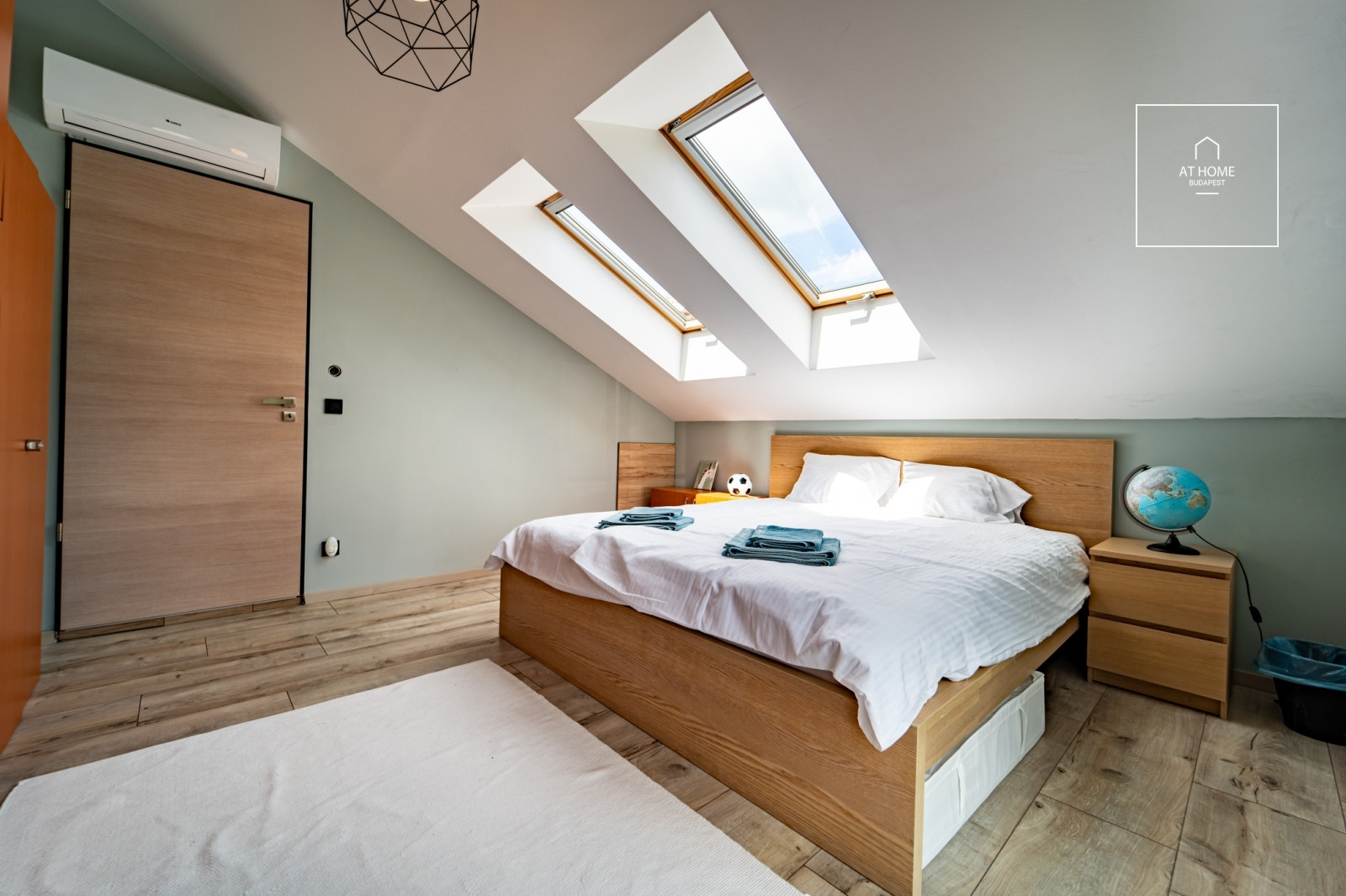 220 nm-es loft stílusú családi ház kerttel a Kolosy tér közelében