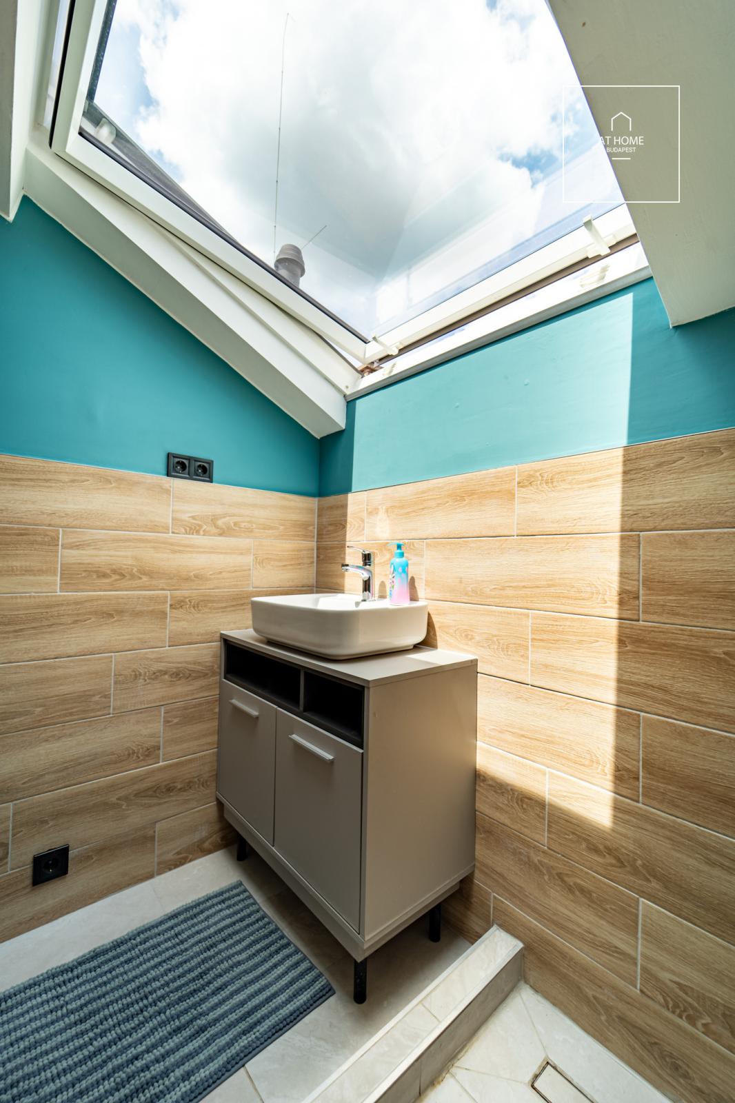 220 nm-es loft stílusú családi ház kerttel a Kolosy tér közelében