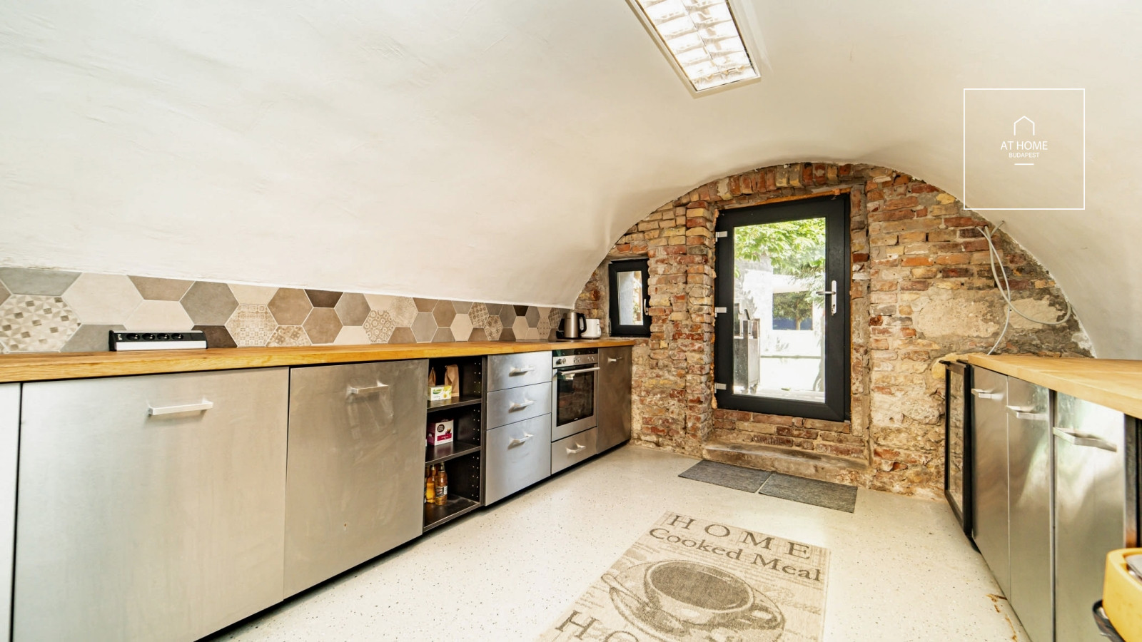 220 sqm loft-style family home with a garden near Kolosy Square