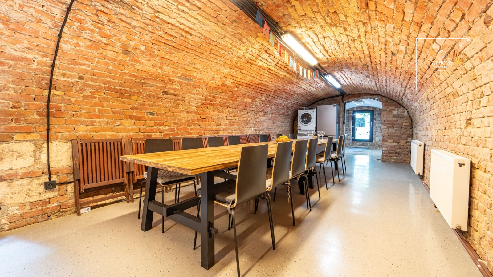 220 nm-es loft stílusú családi ház kerttel a Kolosy tér közelében