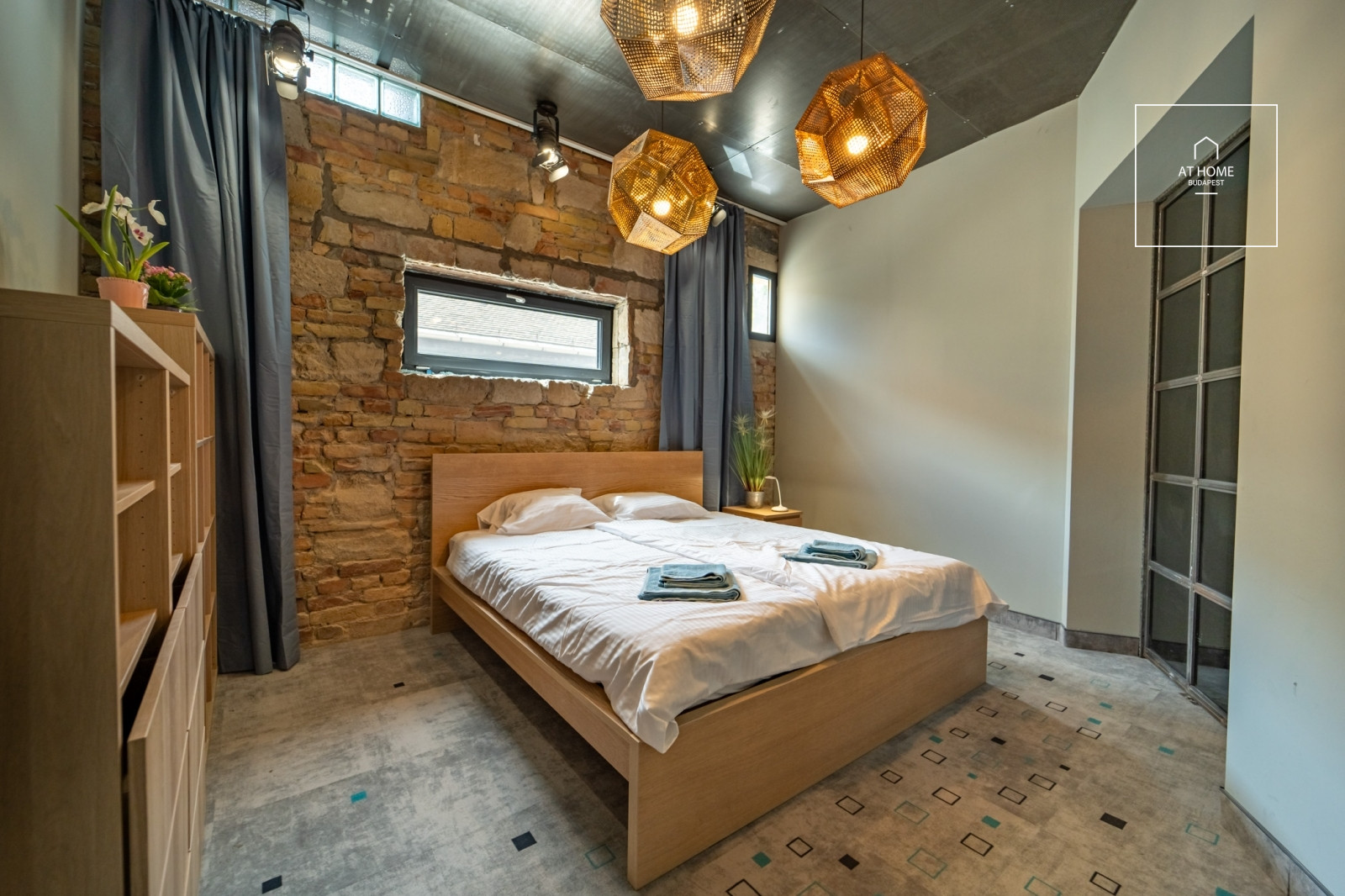 220 sqm loft-style family home with a garden near Kolosy Square