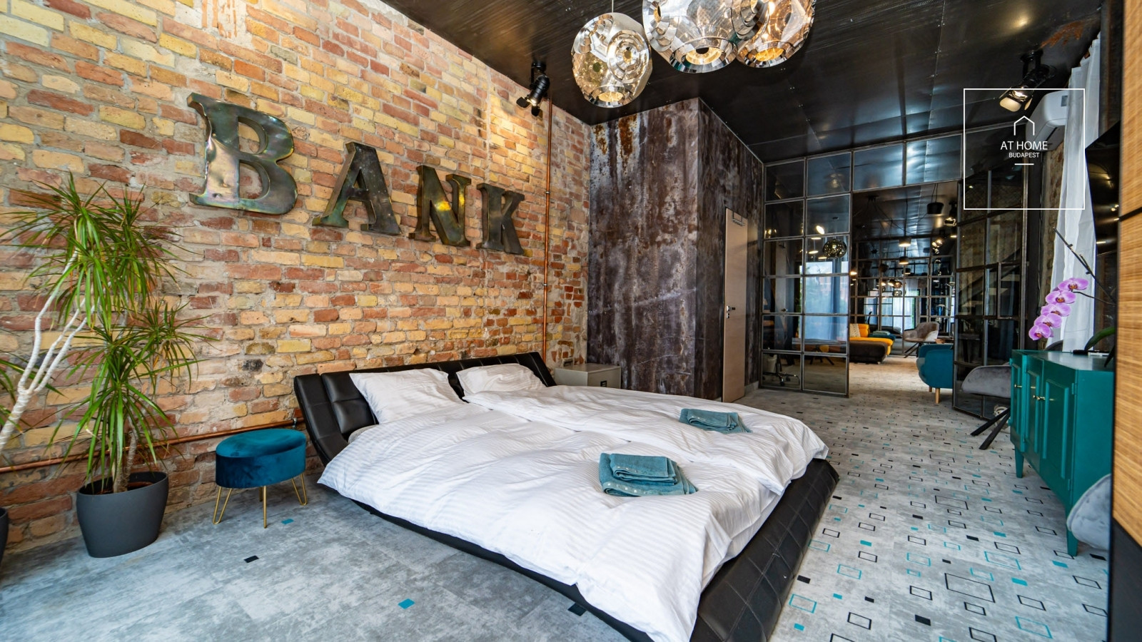 220 sqm loft-style family home with a garden near Kolosy Square