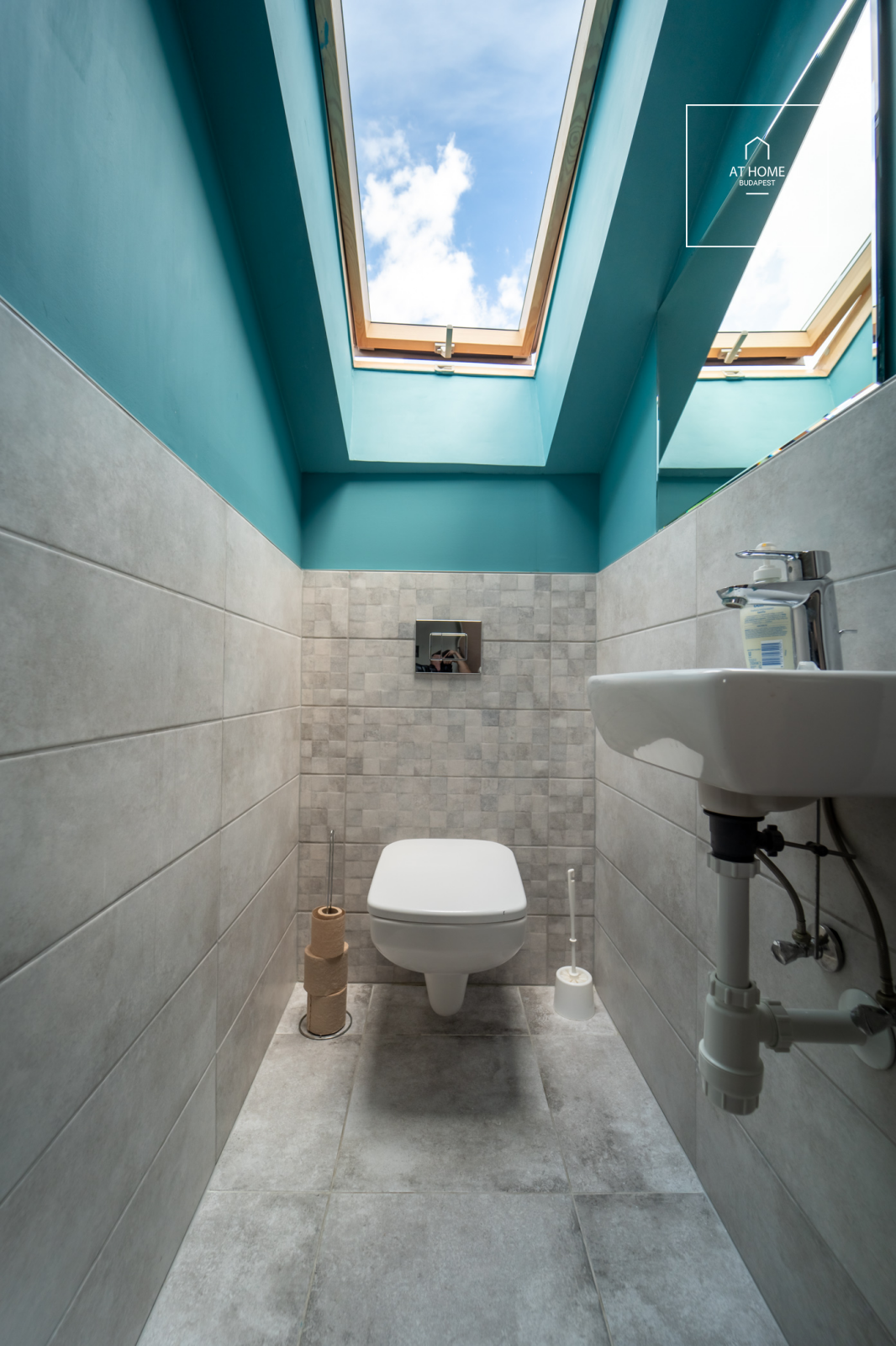 220 sqm loft-style family home with a garden near Kolosy Square