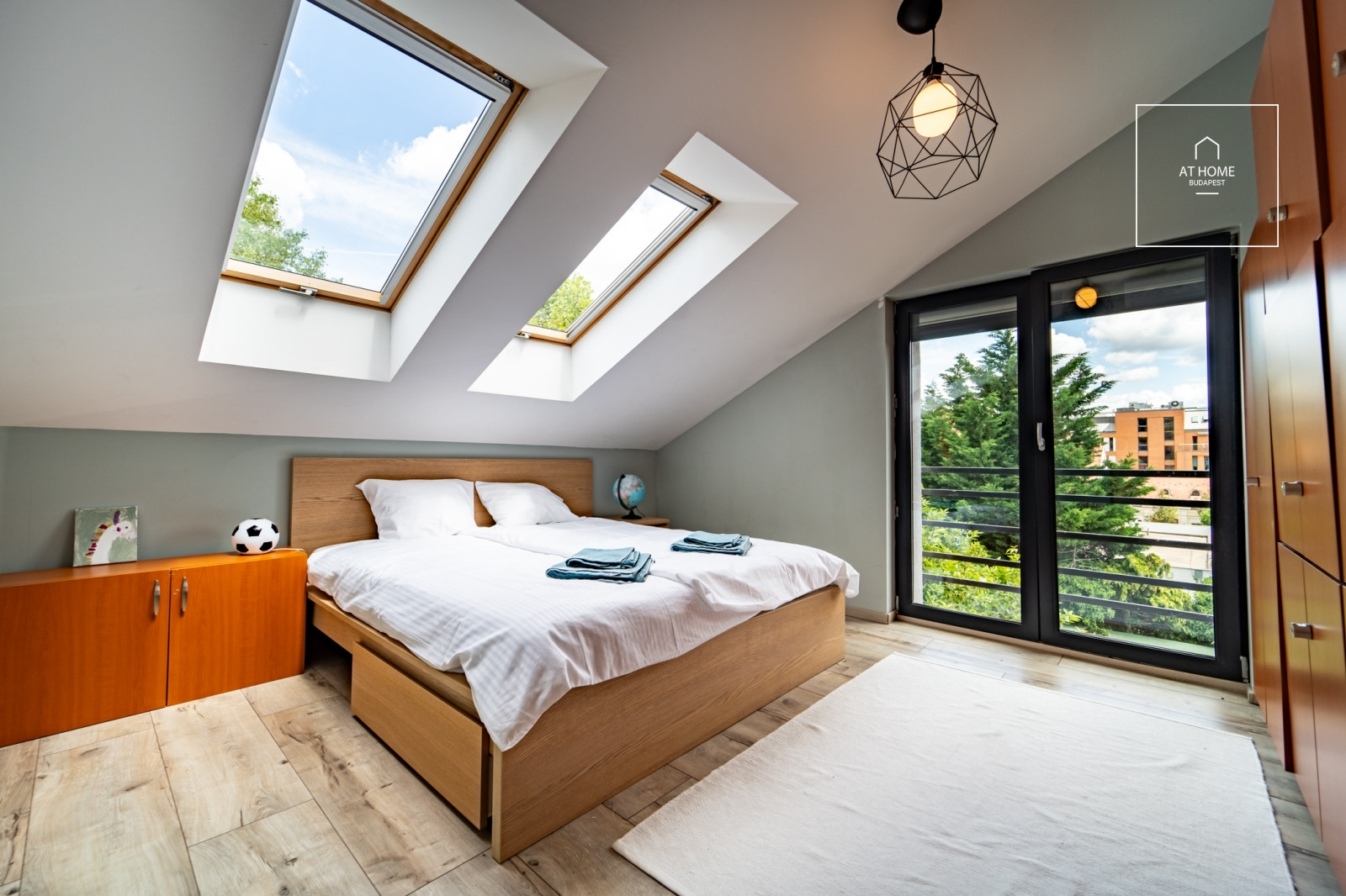 220 sqm loft-style family home with a garden near Kolosy Square