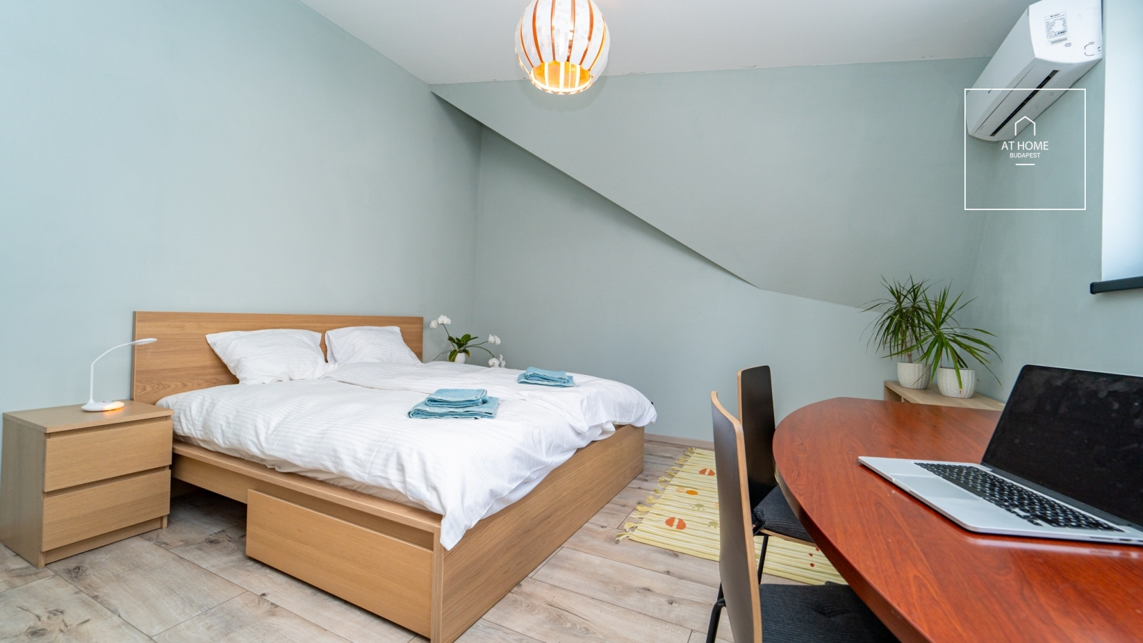 220 nm-es loft stílusú családi ház kerttel a Kolosy tér közelében