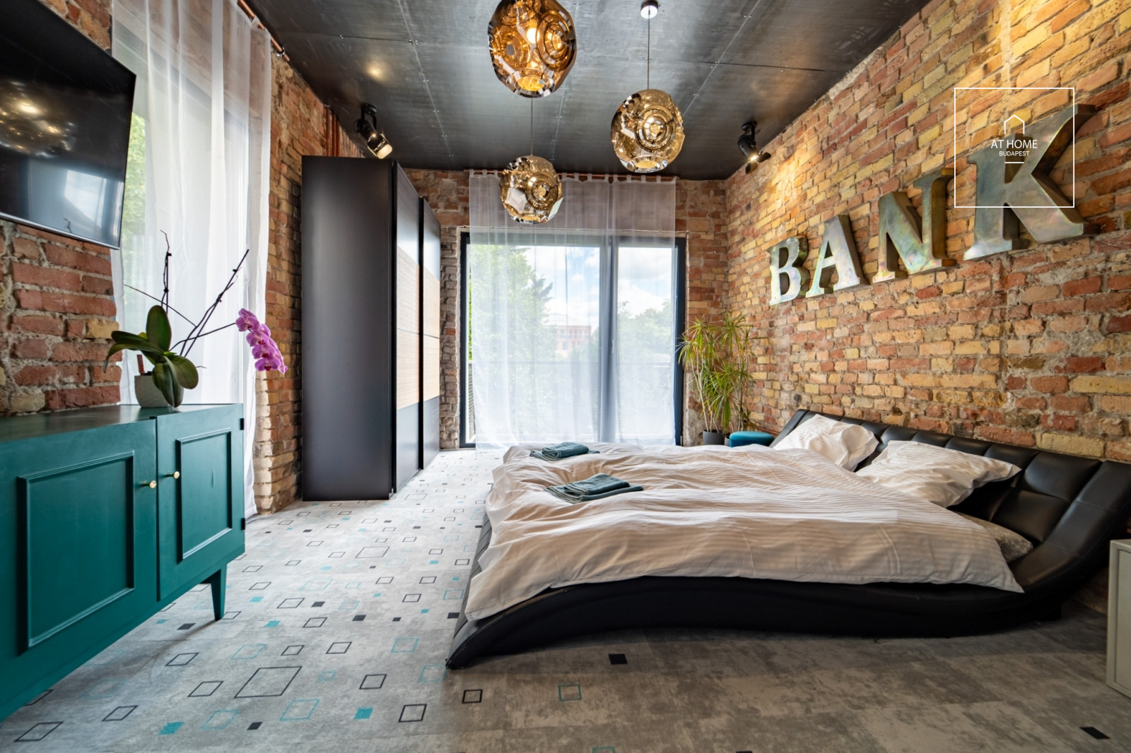 220 sqm loft-style family home with a garden near Kolosy Square