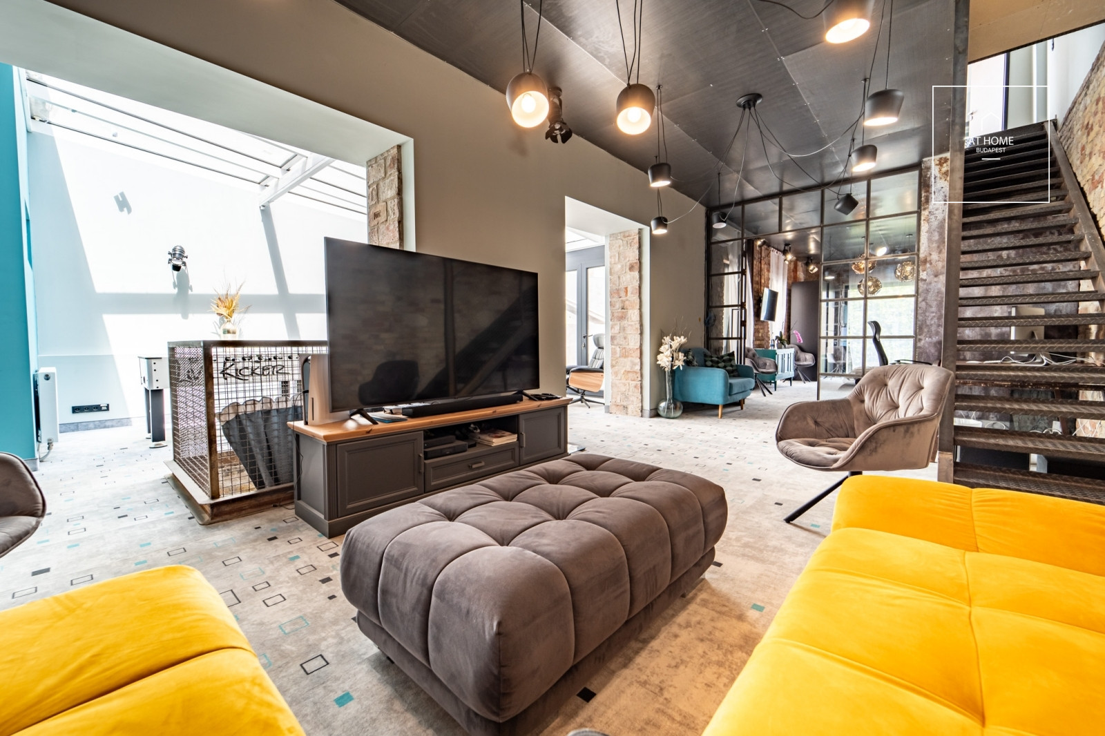 220 nm-es loft stílusú családi ház kerttel a Kolosy tér közelében