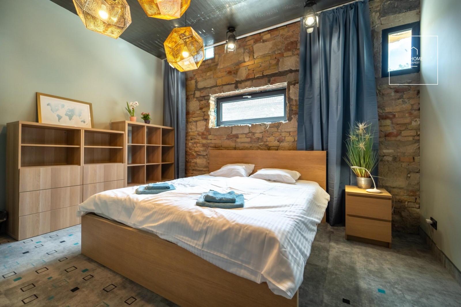 220 nm-es loft stílusú családi ház kerttel a Kolosy tér közelében