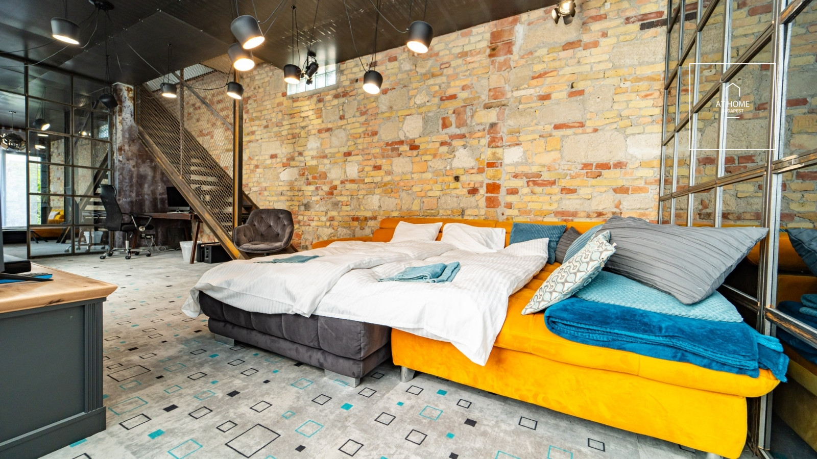 220 nm-es loft stílusú családi ház kerttel a Kolosy tér közelében