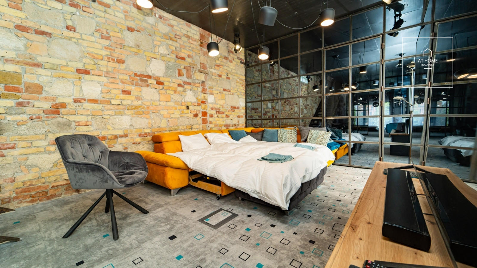 220 nm-es loft stílusú családi ház kerttel a Kolosy tér közelében
