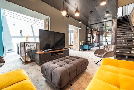 220 sqm loft-style family home with a garden near Kolosy Square
