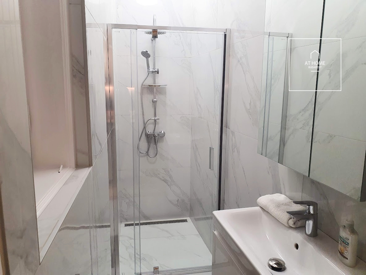 Renovated 100 sqm 2-Bedroom Apartment in District V, Lipótváros