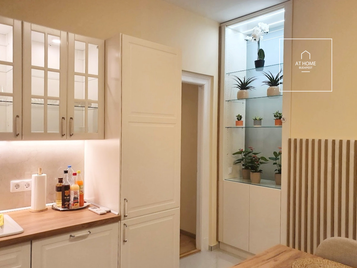 Renovated 100 sqm 2-Bedroom Apartment in District V, Lipótváros
