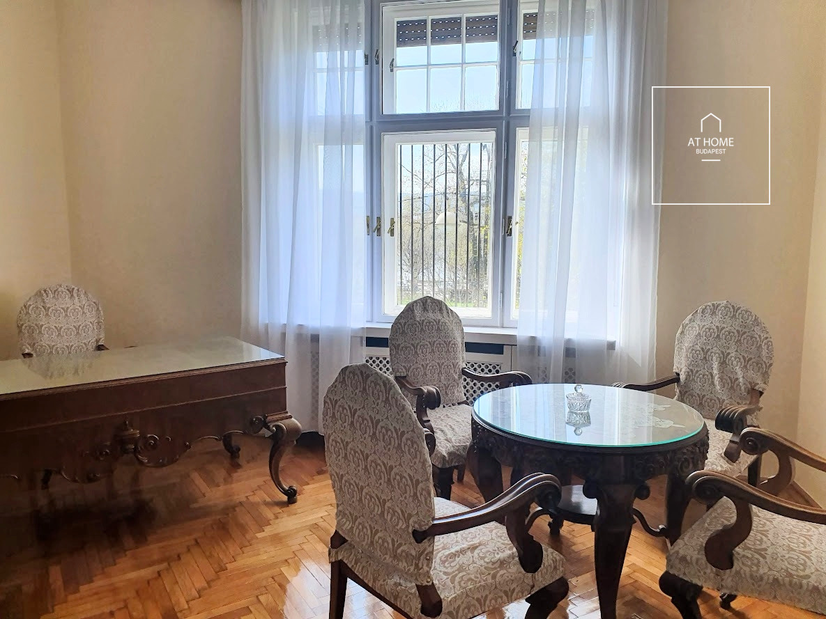 Renovated 100 sqm 2-Bedroom Apartment in District V, Lipótváros