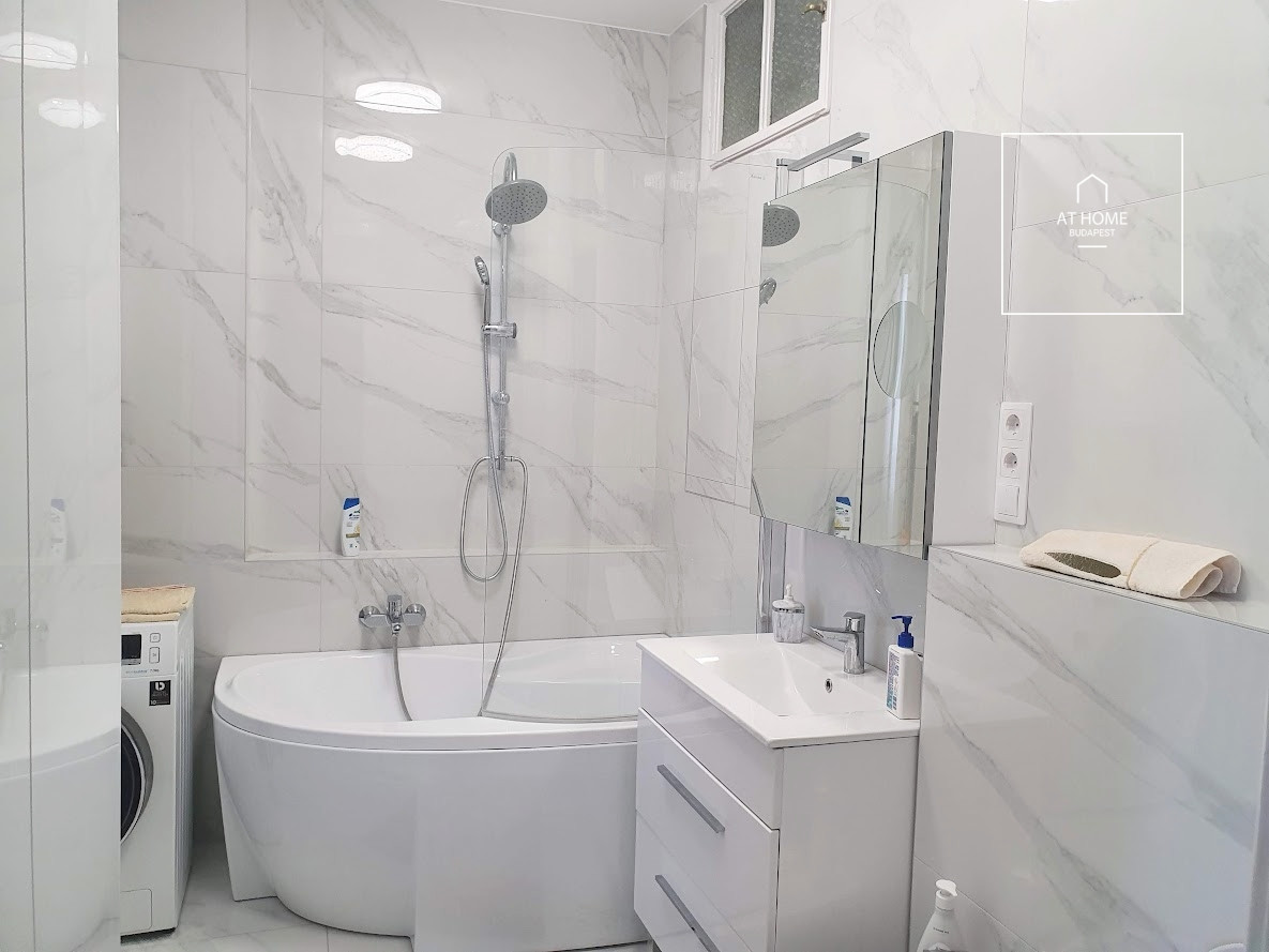 Renovated 100 sqm 2-Bedroom Apartment in District V, Lipótváros