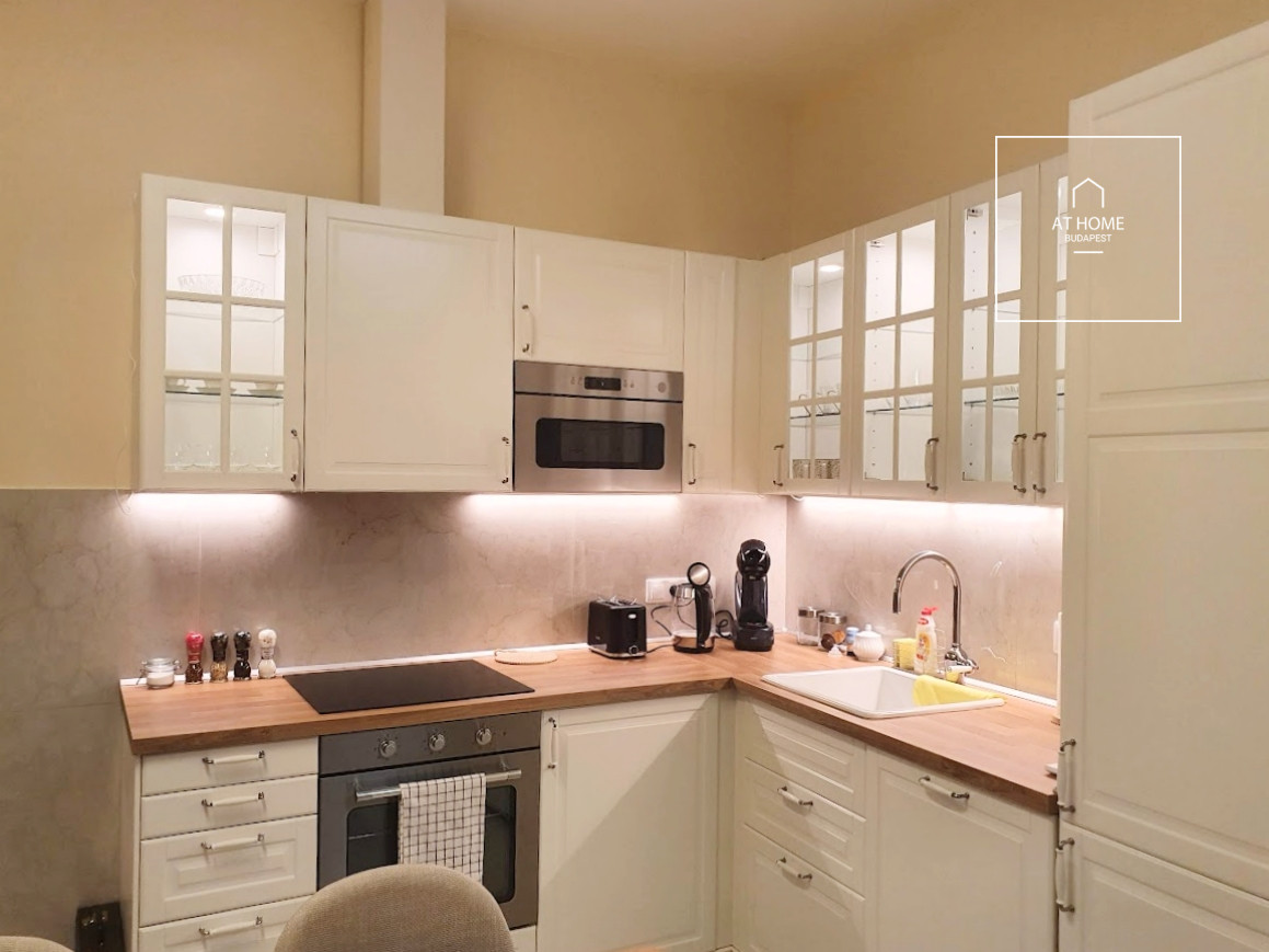 Renovated 100 sqm 2-Bedroom Apartment in District V, Lipótváros