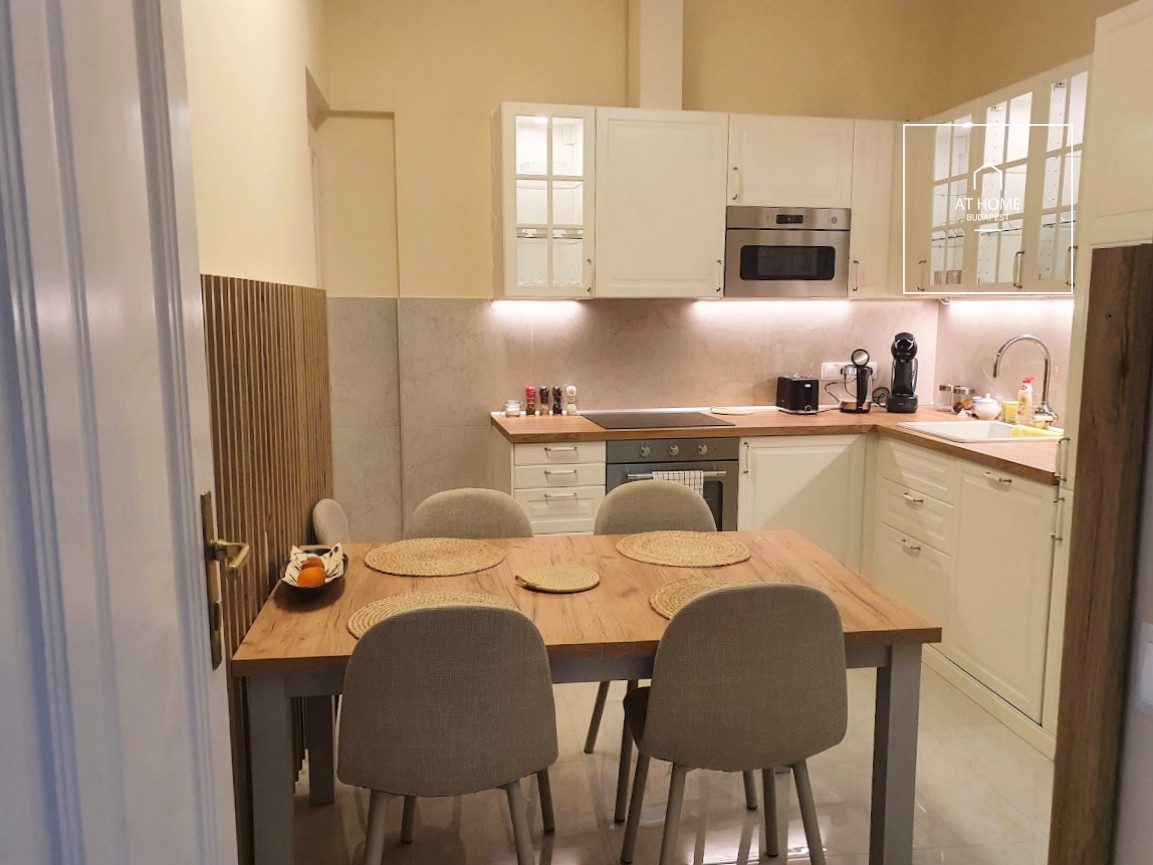 Renovated 100 sqm 2-Bedroom Apartment in District V, Lipótváros