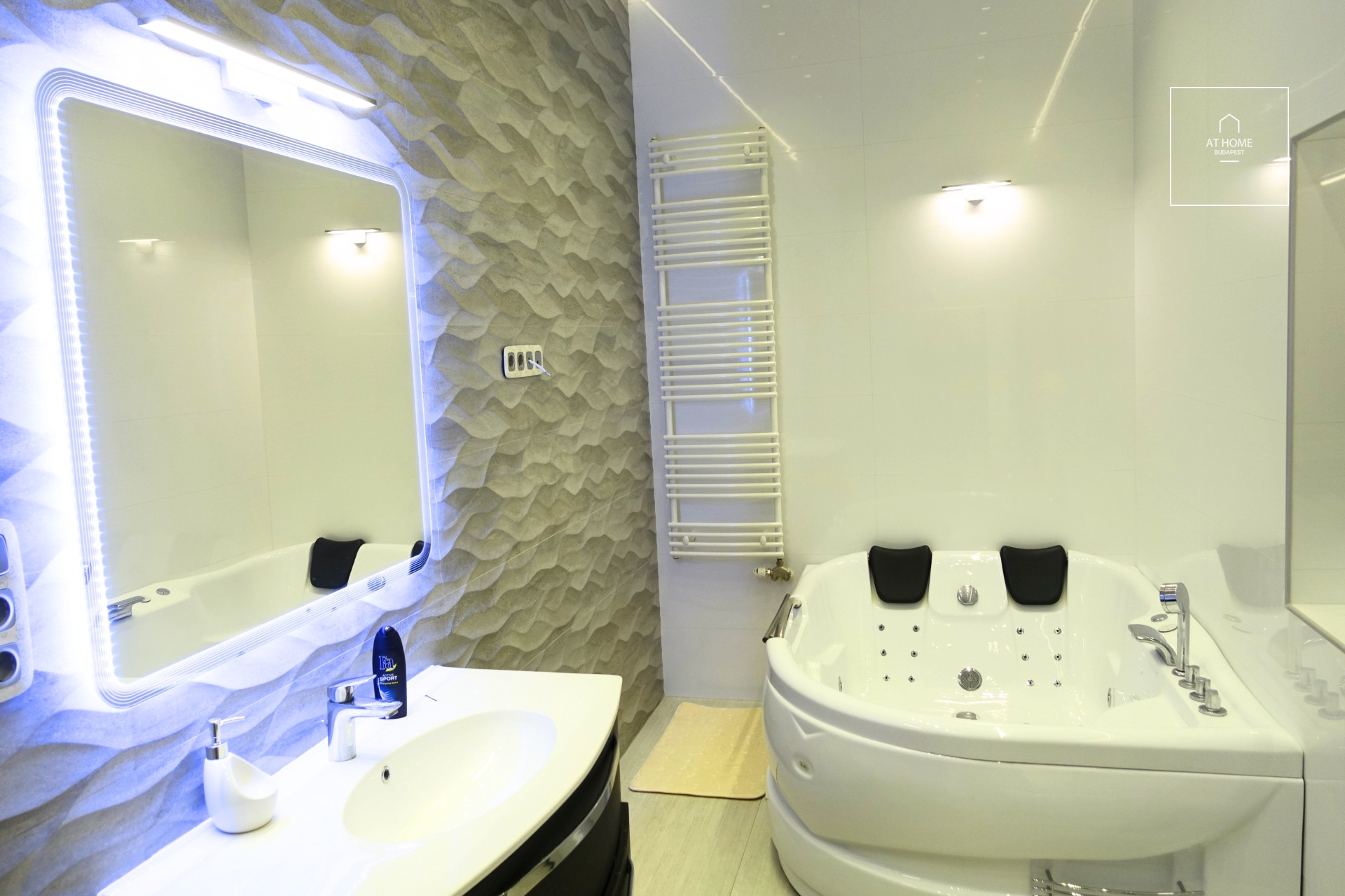 Refurbished 2-bedroom apartment for rent in downtown Budapest