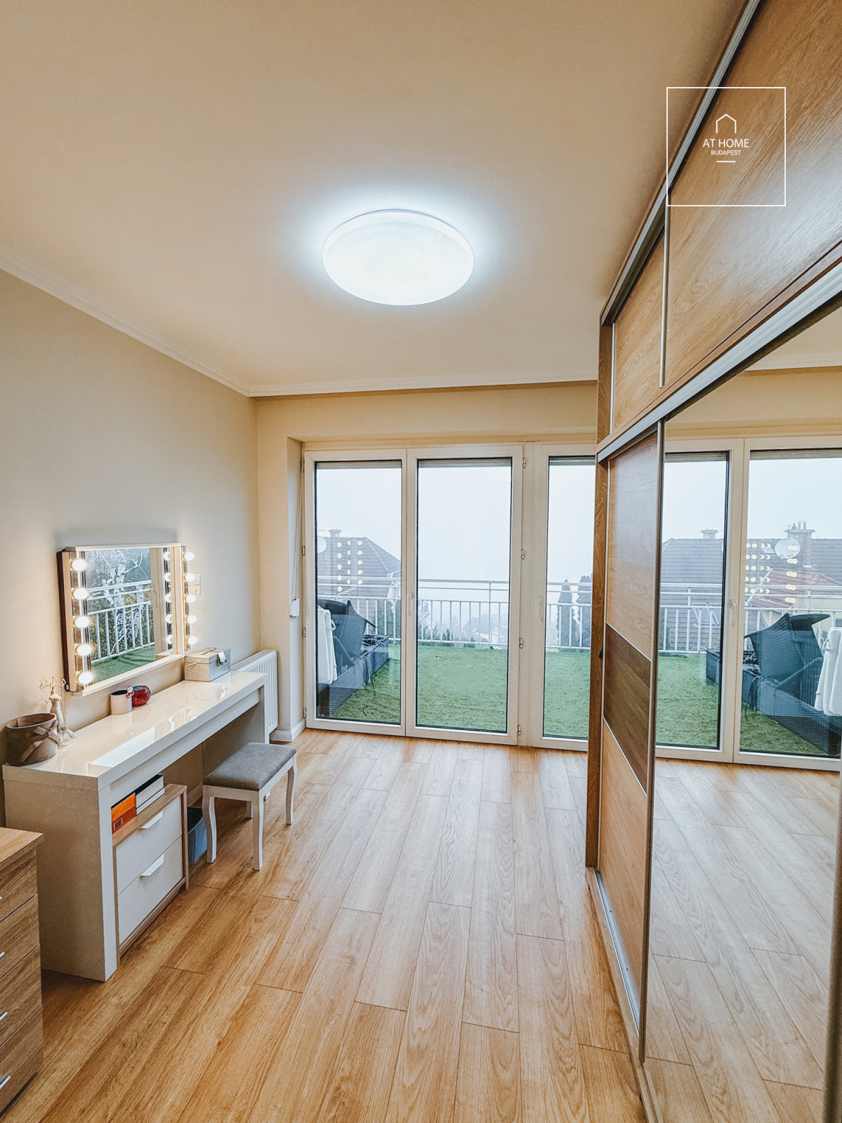 Renovated 3-bedroom apartment with panoramic views and parking space in Budapest’s 3rd district