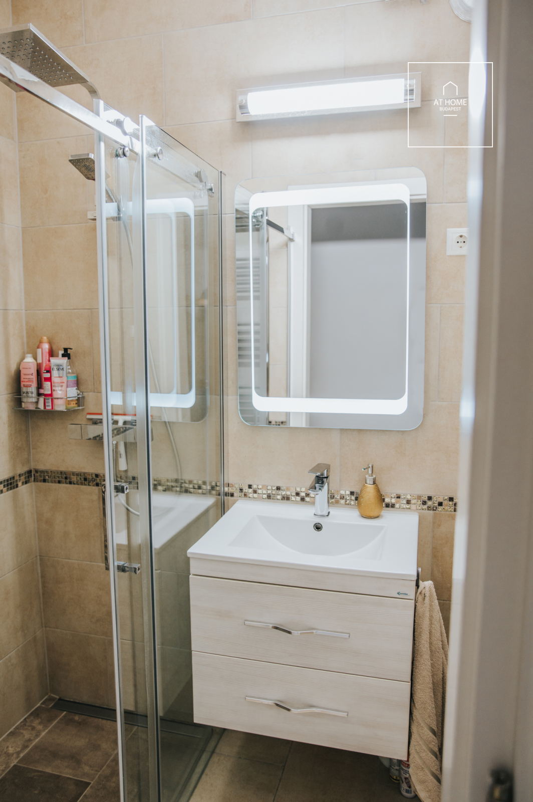 Renovated 3-bedroom apartment with panoramic views and parking space in Budapest’s 3rd district