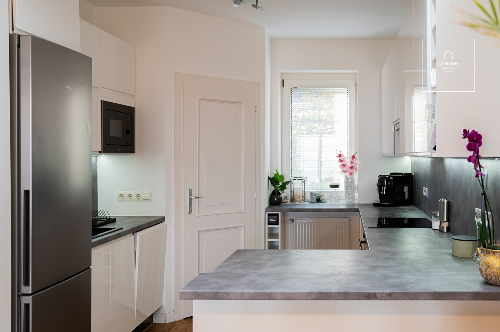 Renovated 3-bedroom apartment with panoramic views and parking space in Budapest’s 3rd district