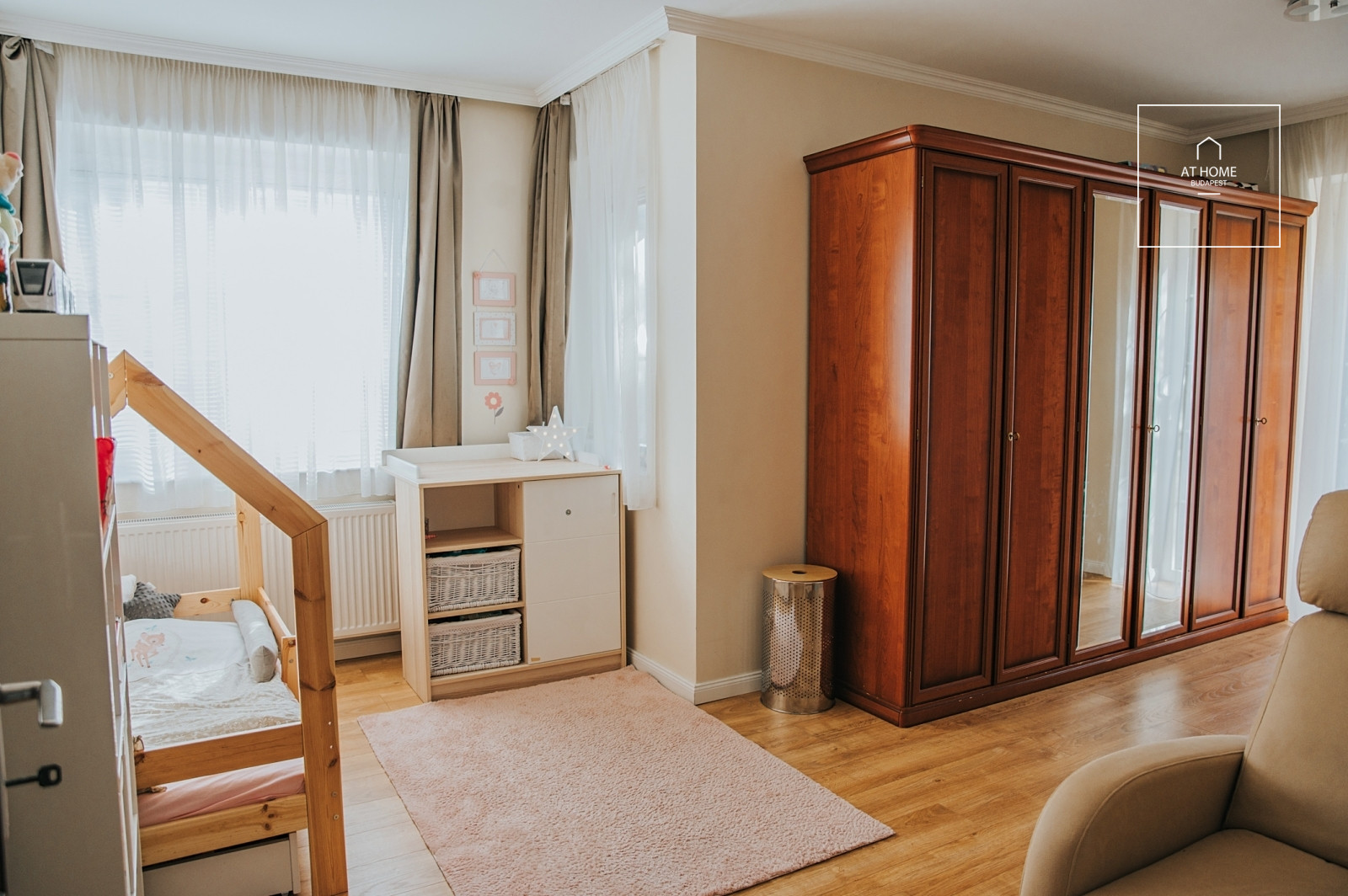 Renovated 3-bedroom apartment with panoramic views and parking space in Budapest’s 3rd district