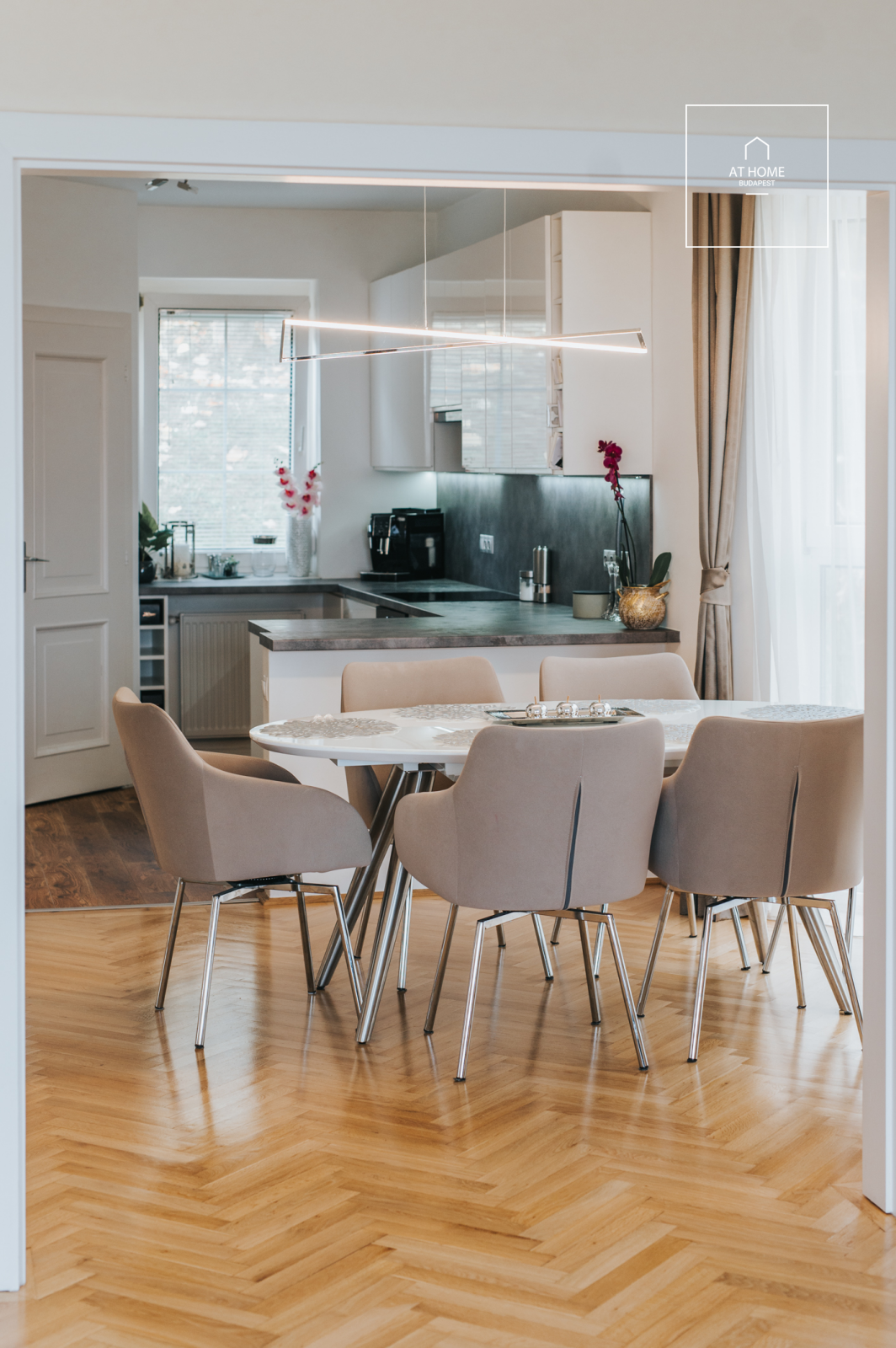 Renovated 3-bedroom apartment with panoramic views and parking space in Budapest’s 3rd district