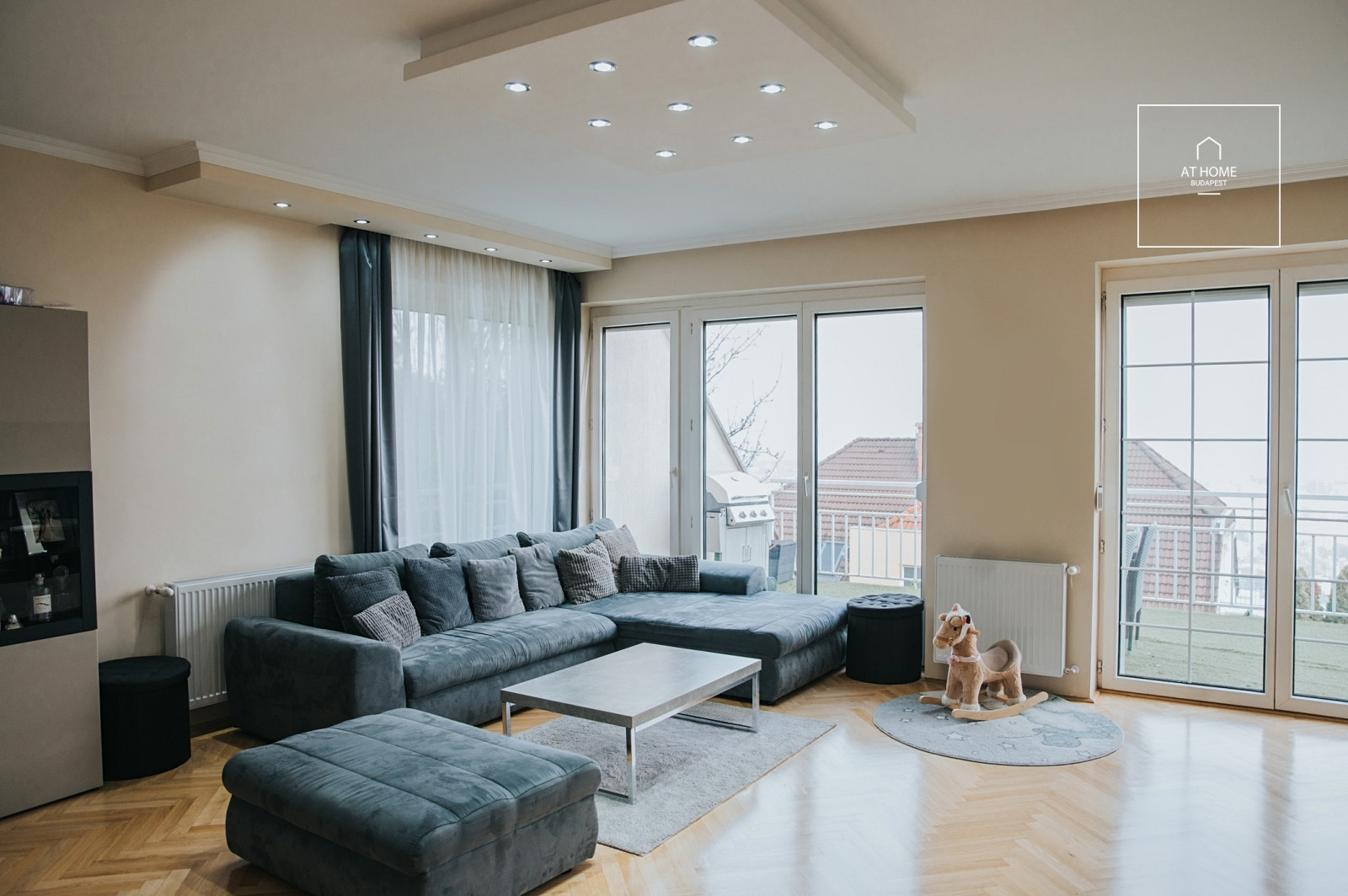 Renovated 3-bedroom apartment with panoramic views and parking space in Budapest’s 3rd district