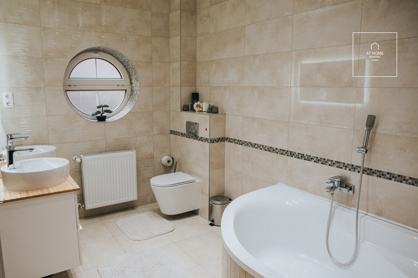 Renovated 3-bedroom apartment with panoramic views and parking space in Budapest’s 3rd district