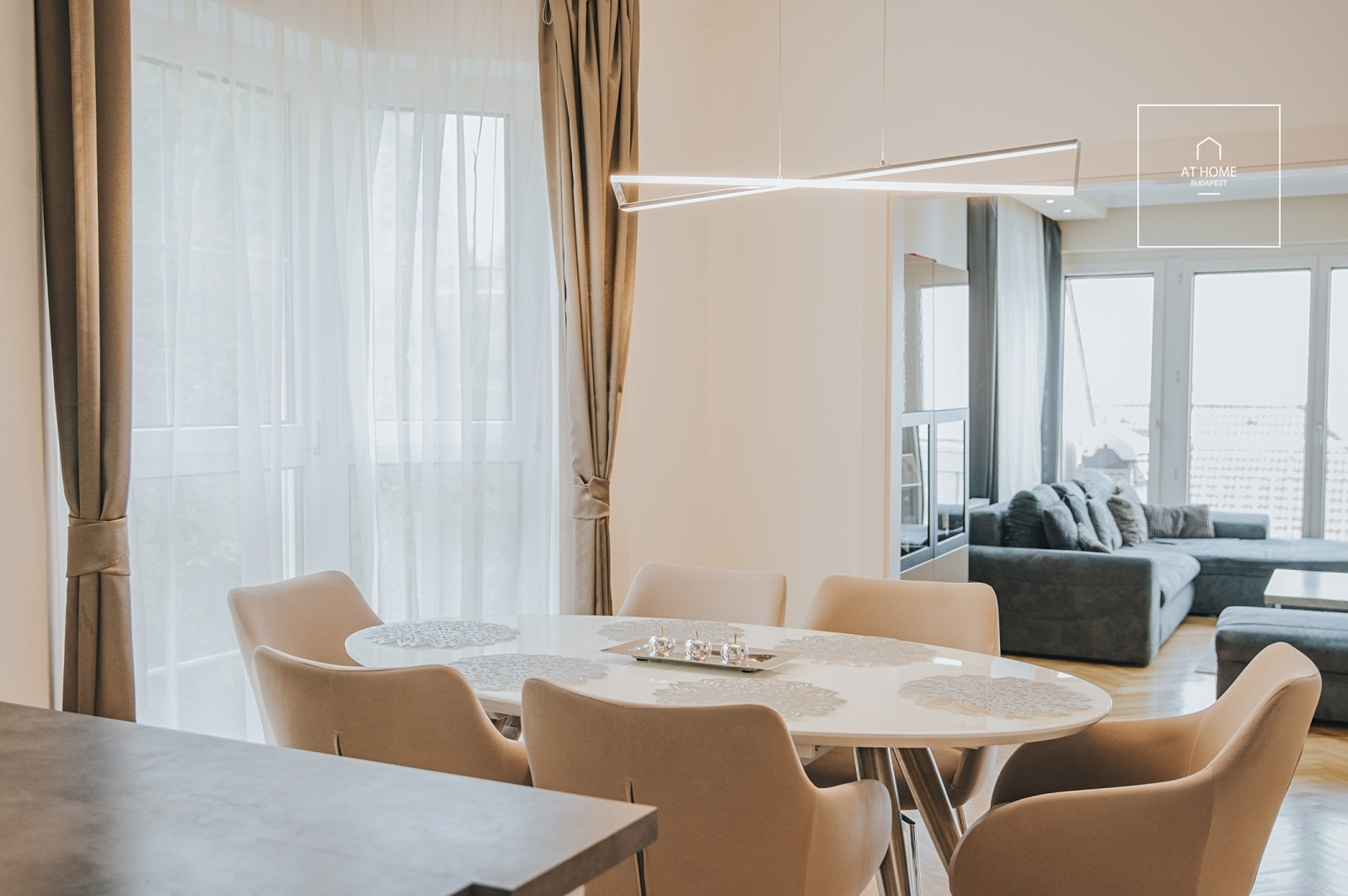 Renovated 3-bedroom apartment with panoramic views and parking space in Budapest’s 3rd district