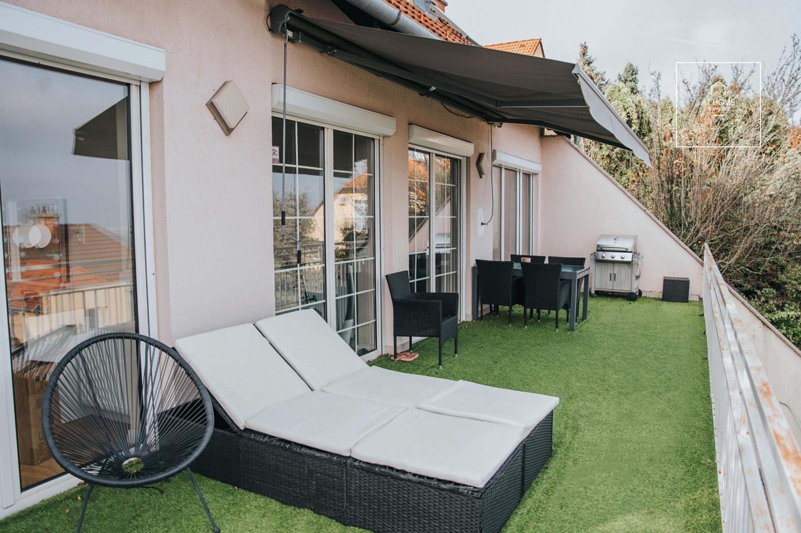 Renovated 3-bedroom apartment with panoramic views and parking space in Budapest’s 3rd district