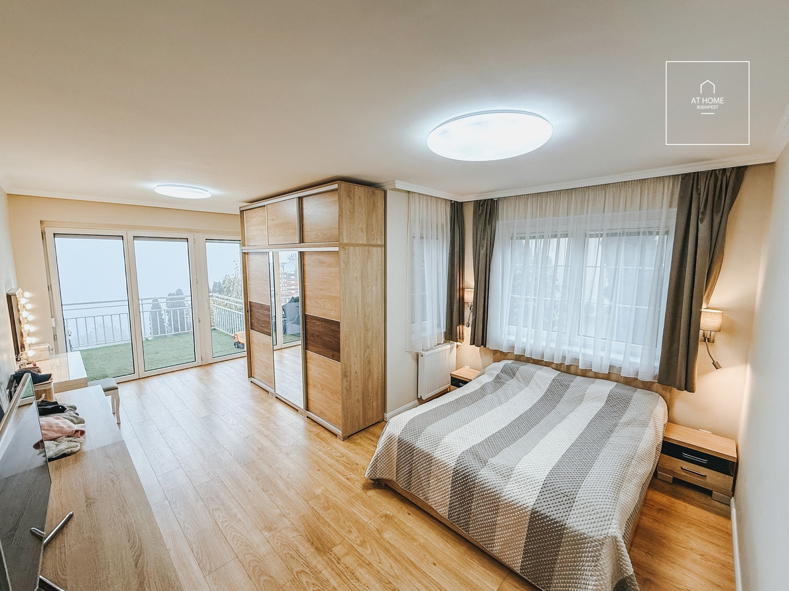 Renovated 3-bedroom apartment with panoramic views and parking space in Budapest’s 3rd district