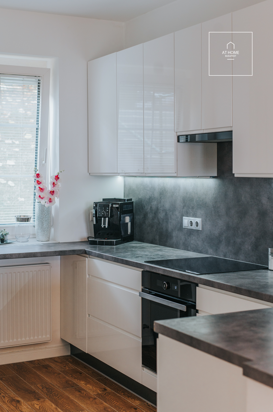 Renovated 3-bedroom apartment with panoramic views and parking space in Budapest’s 3rd district