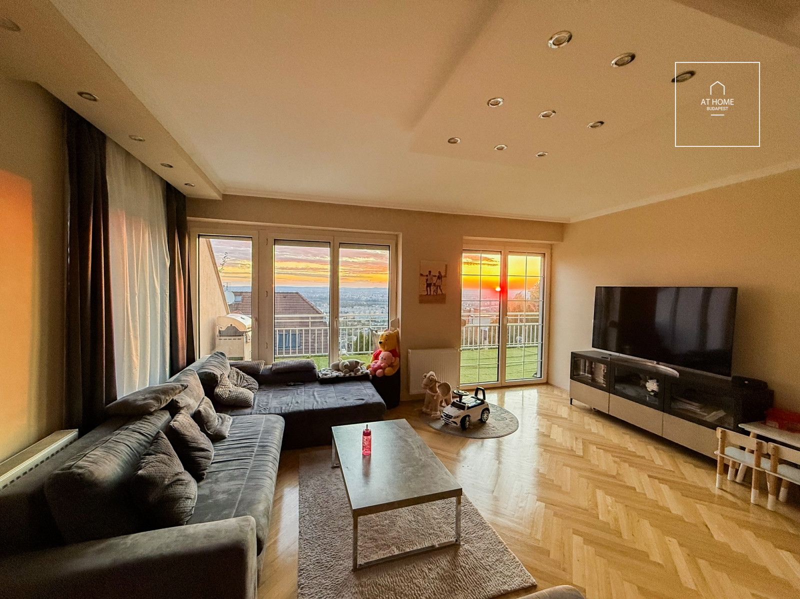 Renovated 3-bedroom apartment with panoramic views and parking space in Budapest’s 3rd district