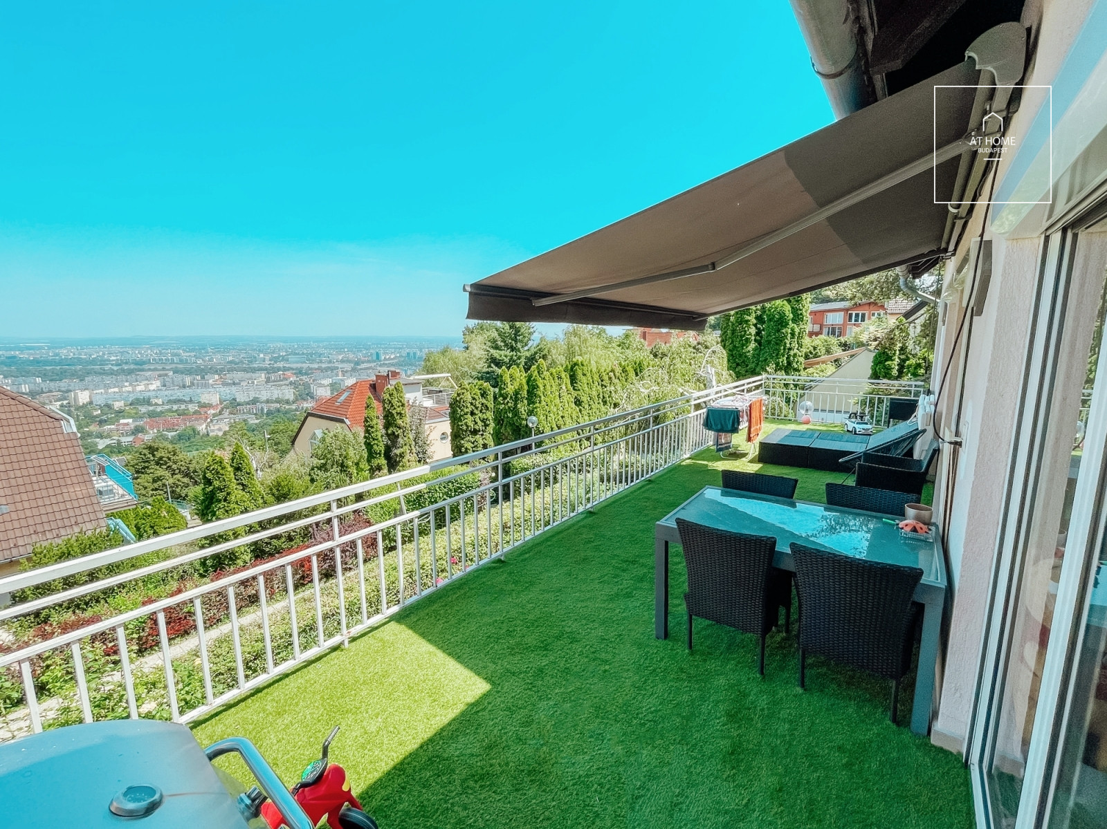 Renovated 3-bedroom apartment with panoramic views and parking space in Budapest’s 3rd district