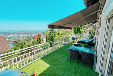 Renovated 3-bedroom apartment with panoramic views and parking space in Budapest’s 3rd district