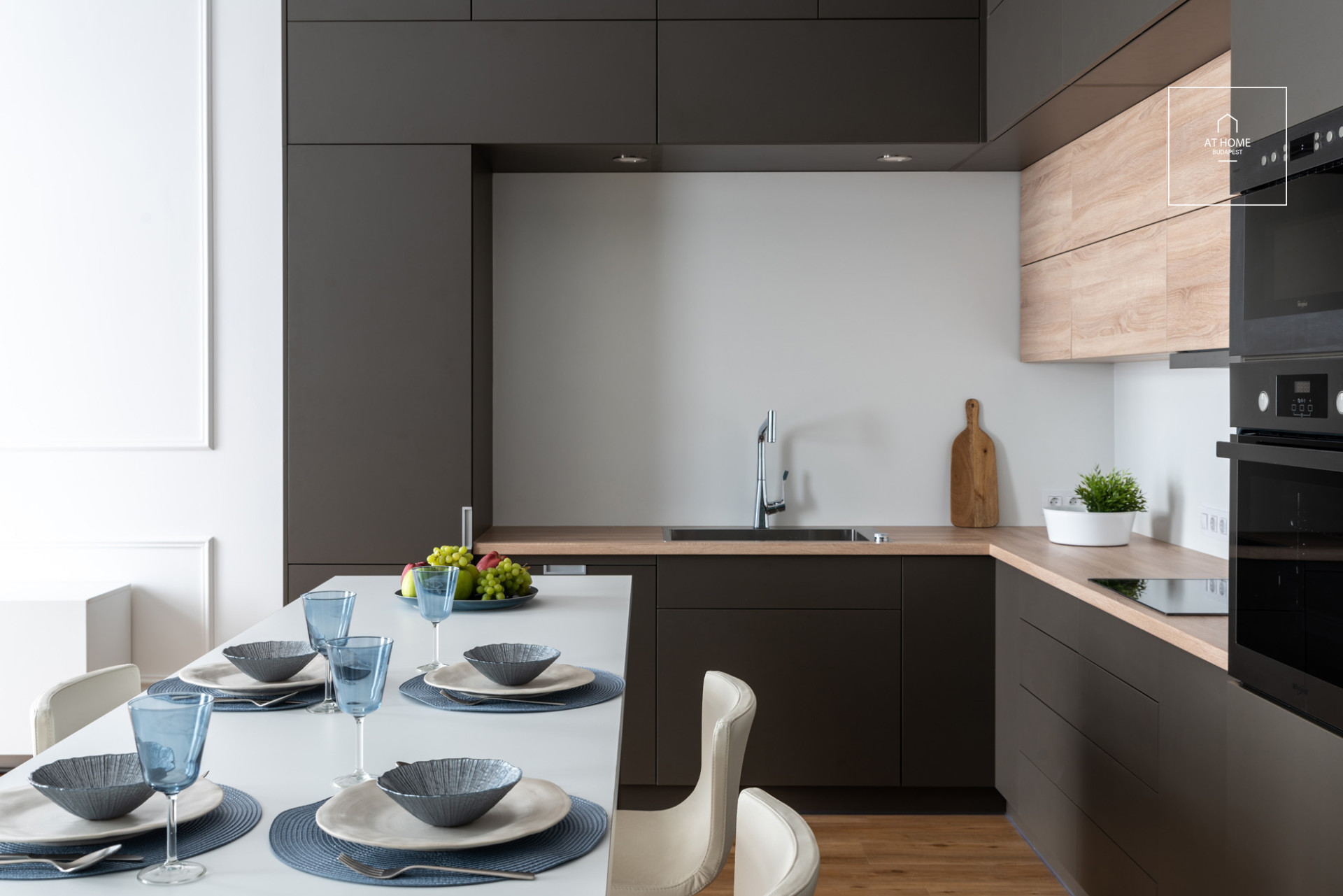 Kiadó felújított, 100nm-es erkélyes lakás 2 hálószobával a VI. kerületi Diplomatanegyedben