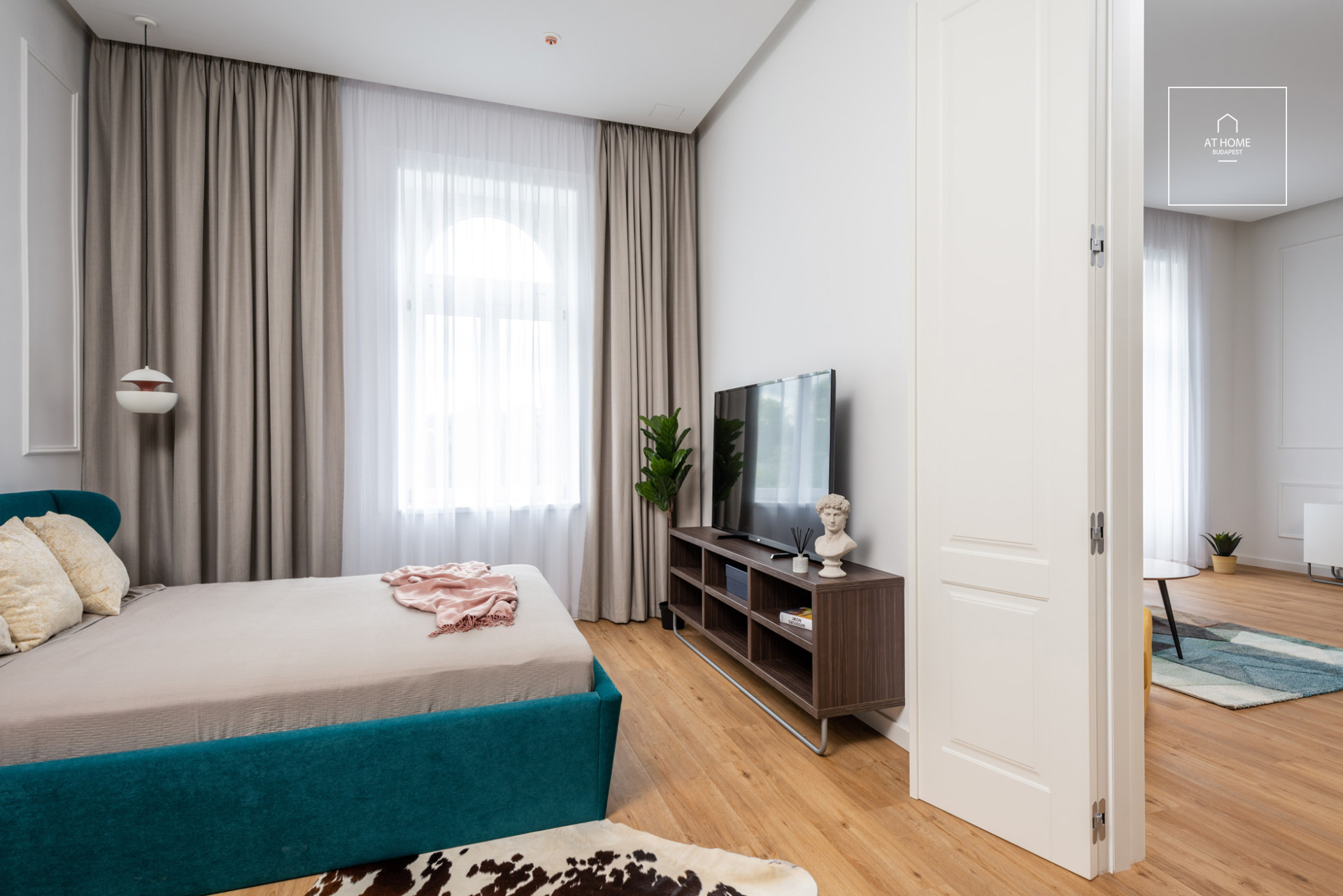 Renovated 100 m² Apartment with Balcony and 2 Bedrooms for Rent in the Diplomatic Quarter, District VI