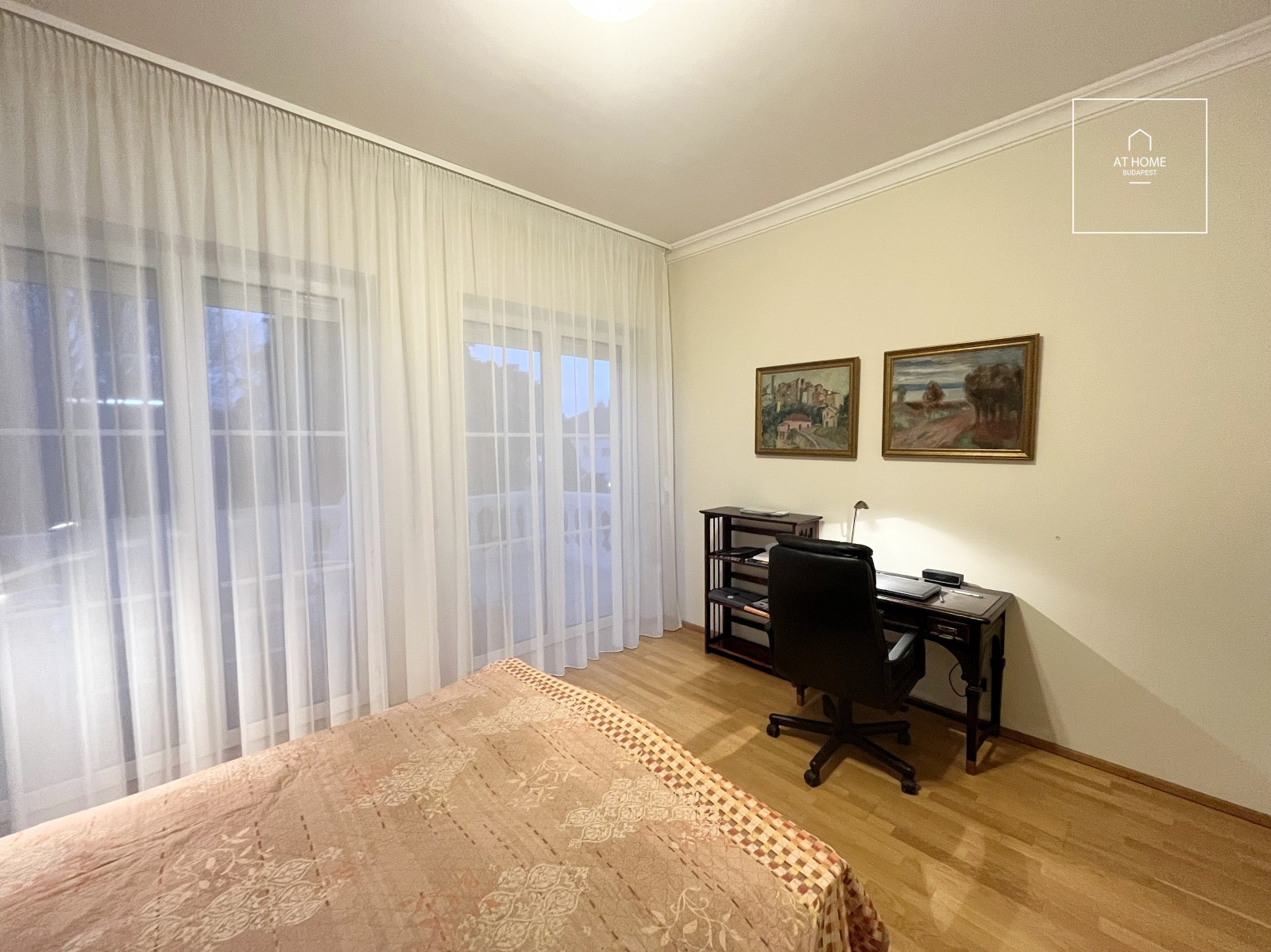 Eladó luxuslakás a 2. kerület egyik legcsendesebb utcájában – kertkapcsolat, medence, wellness, garázs