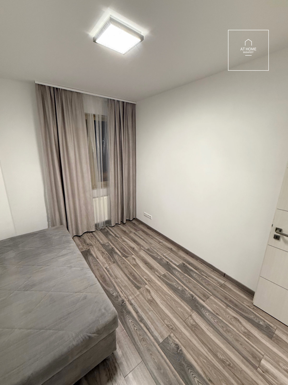 Renovated 3-bedroom apartment in a residential complex with garage and storage in District II