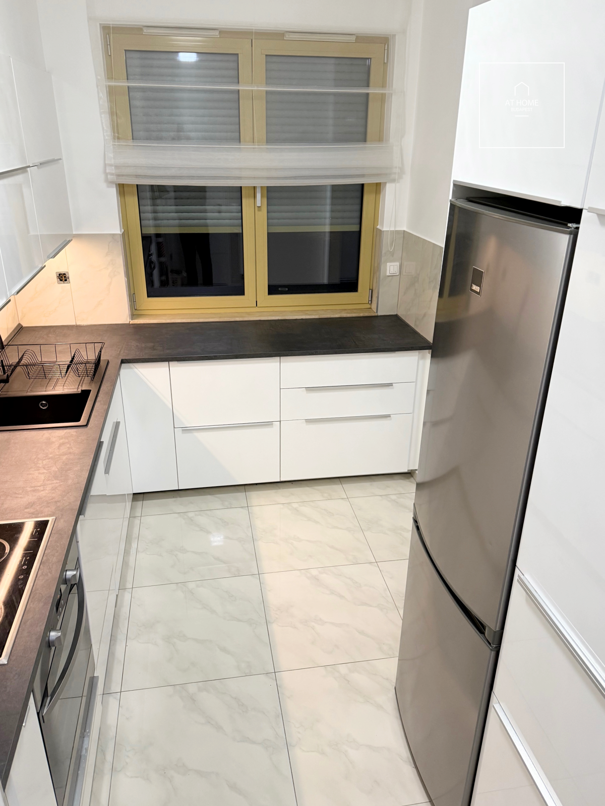 Renovated 3-bedroom apartment in a residential complex with garage and storage in District II