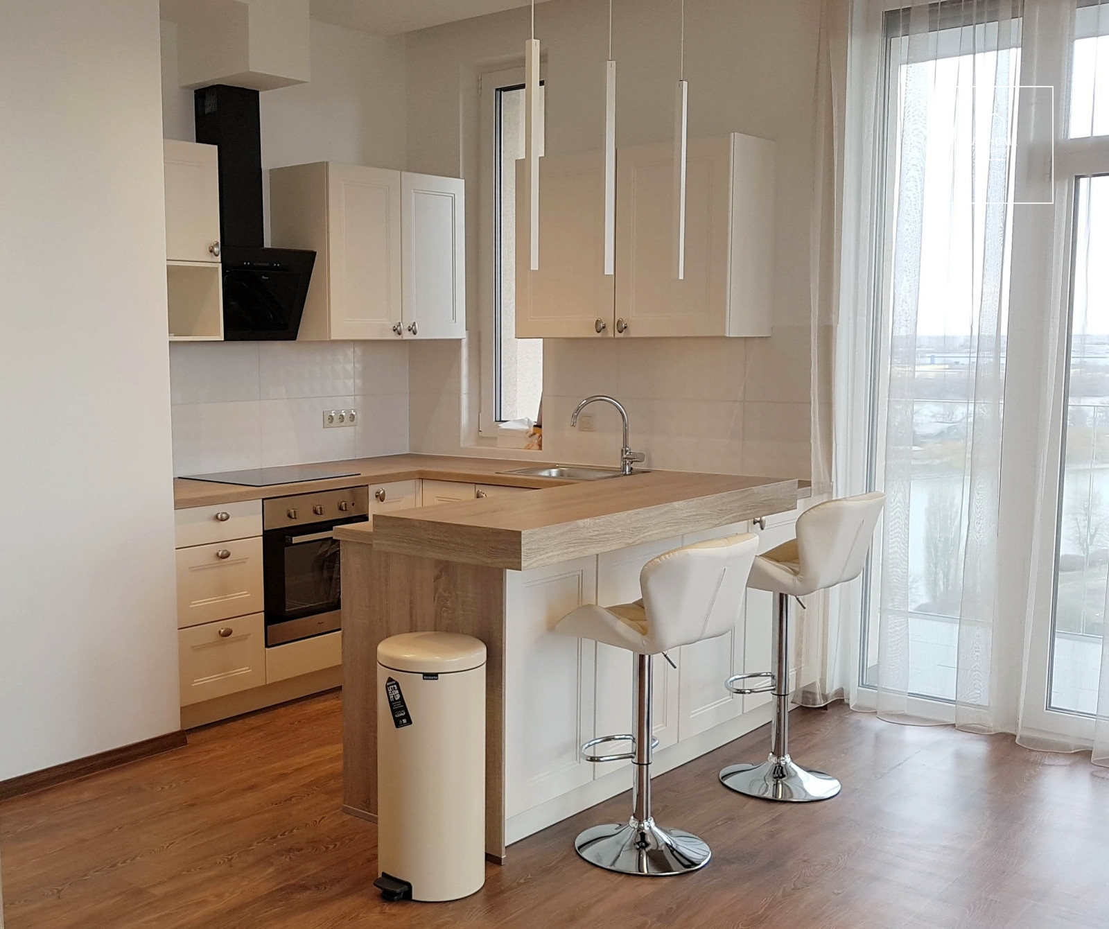 A panoramic apartment built in 2020 with a 50 sqm terrace and a garage, located near Kopaszi-gát