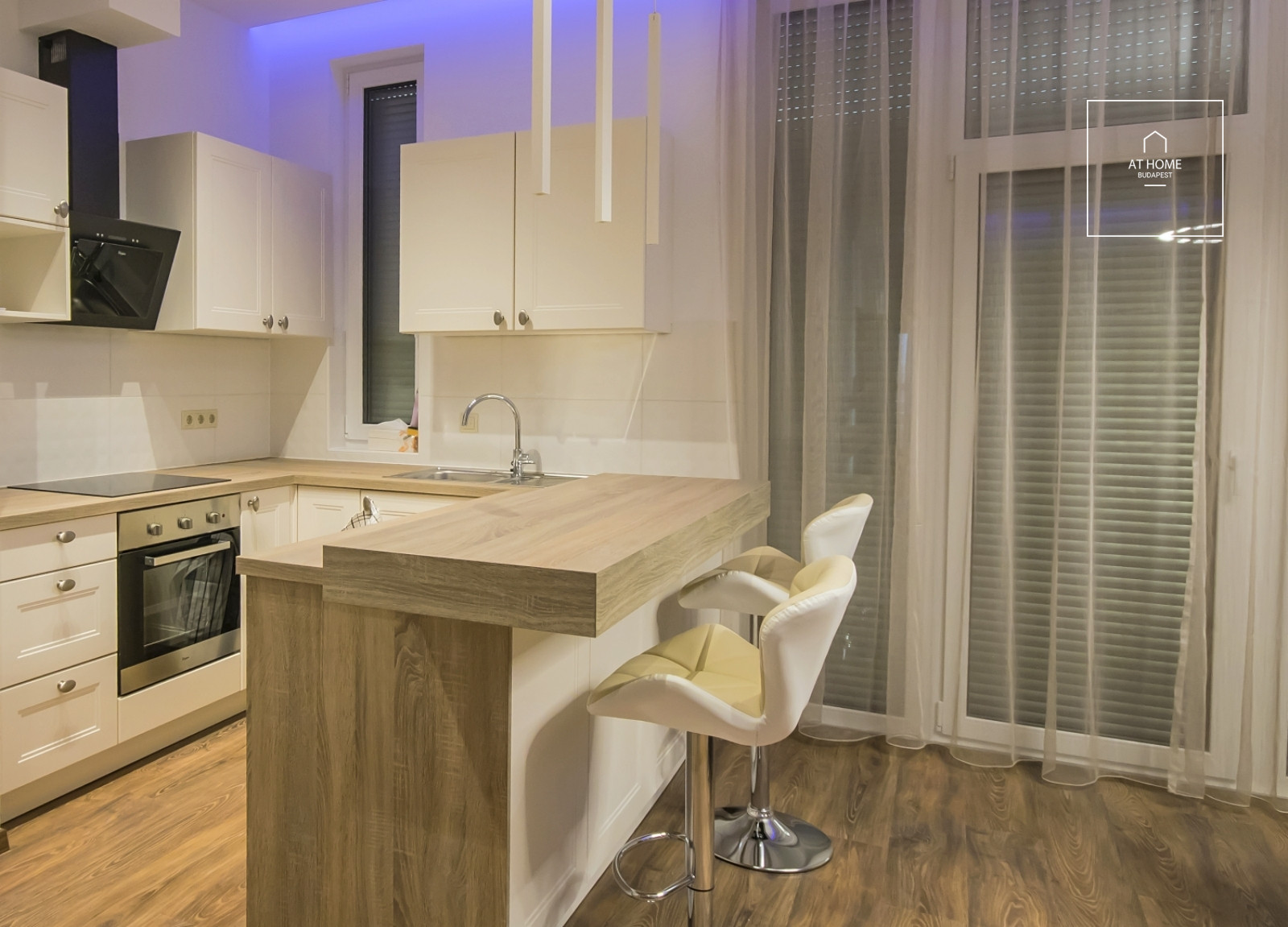 A panoramic apartment built in 2020 with a 50 sqm terrace and a garage, located near Kopaszi-gát