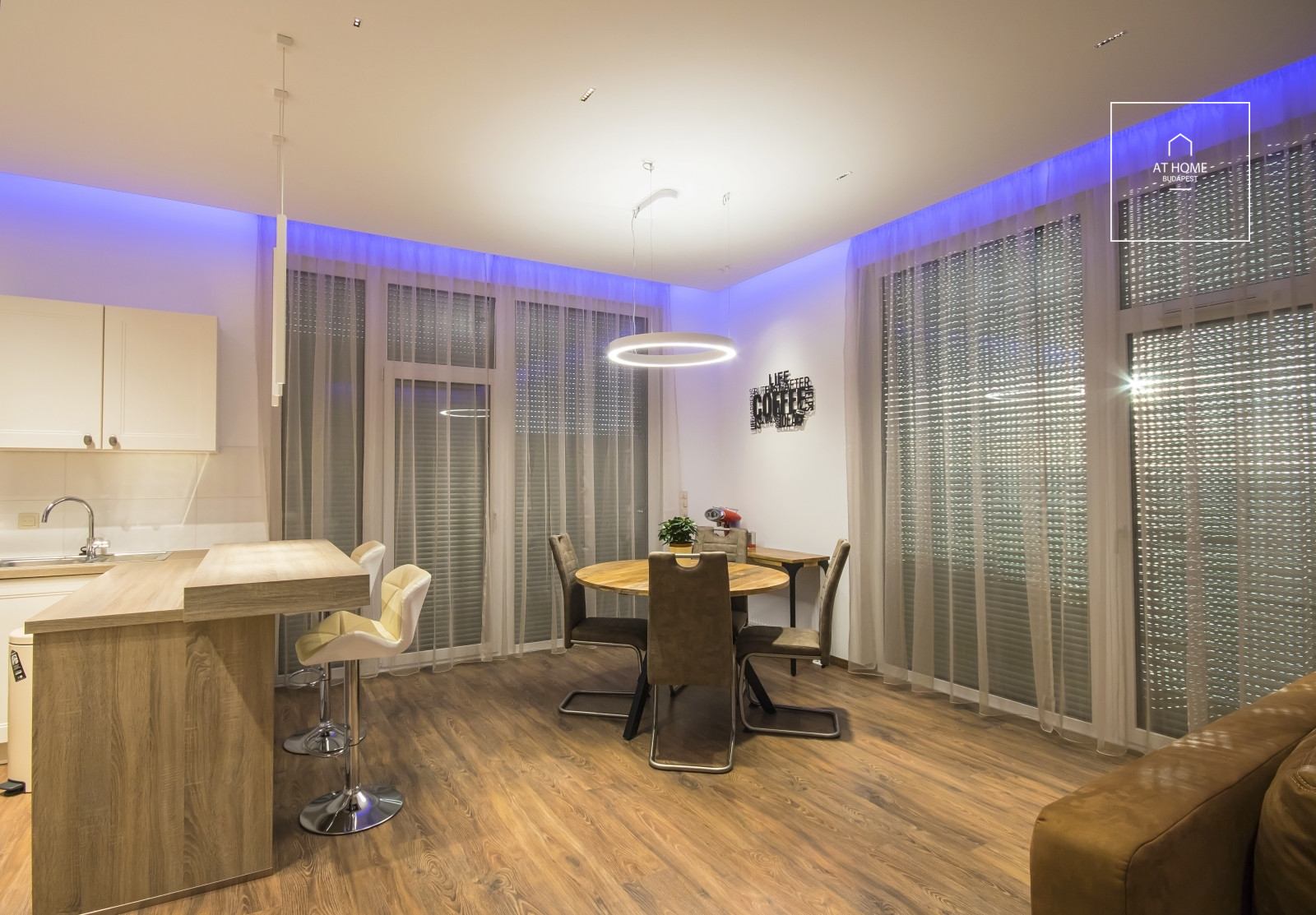 A panoramic apartment built in 2020 with a 50 sqm terrace and a garage, located near Kopaszi-gát