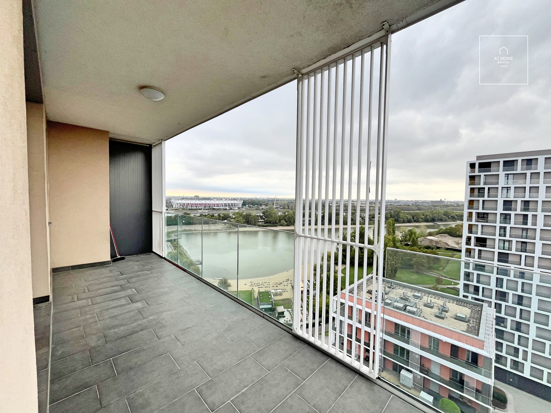 A panoramic apartment built in 2020 with a 50 sqm terrace and a garage, located near Kopaszi-gát